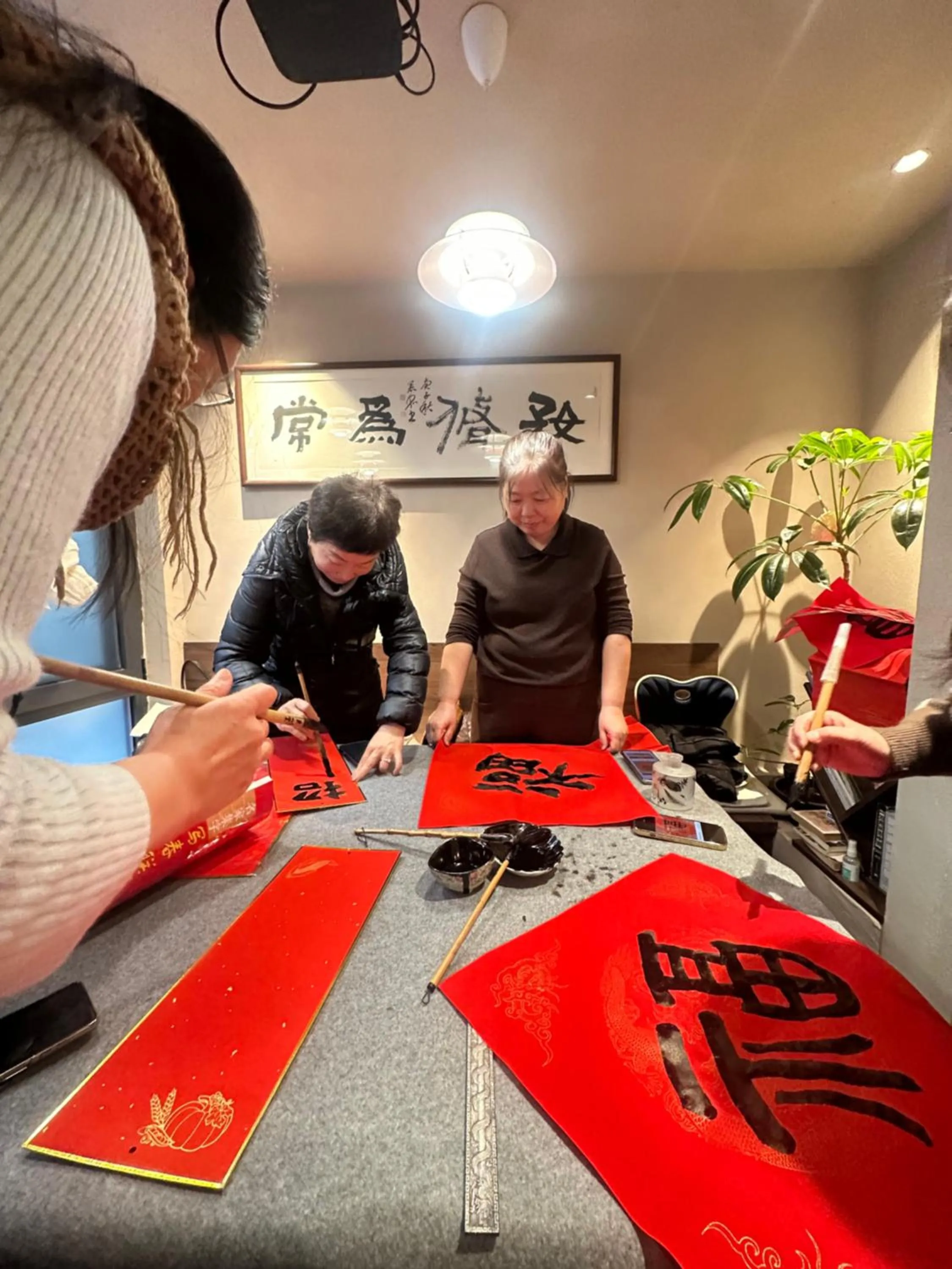 Activities in Templeside Courtyard Hotel Close to Sqaure Forbidden next to White temple Free laundry and breakfast Personalized Needs Develop