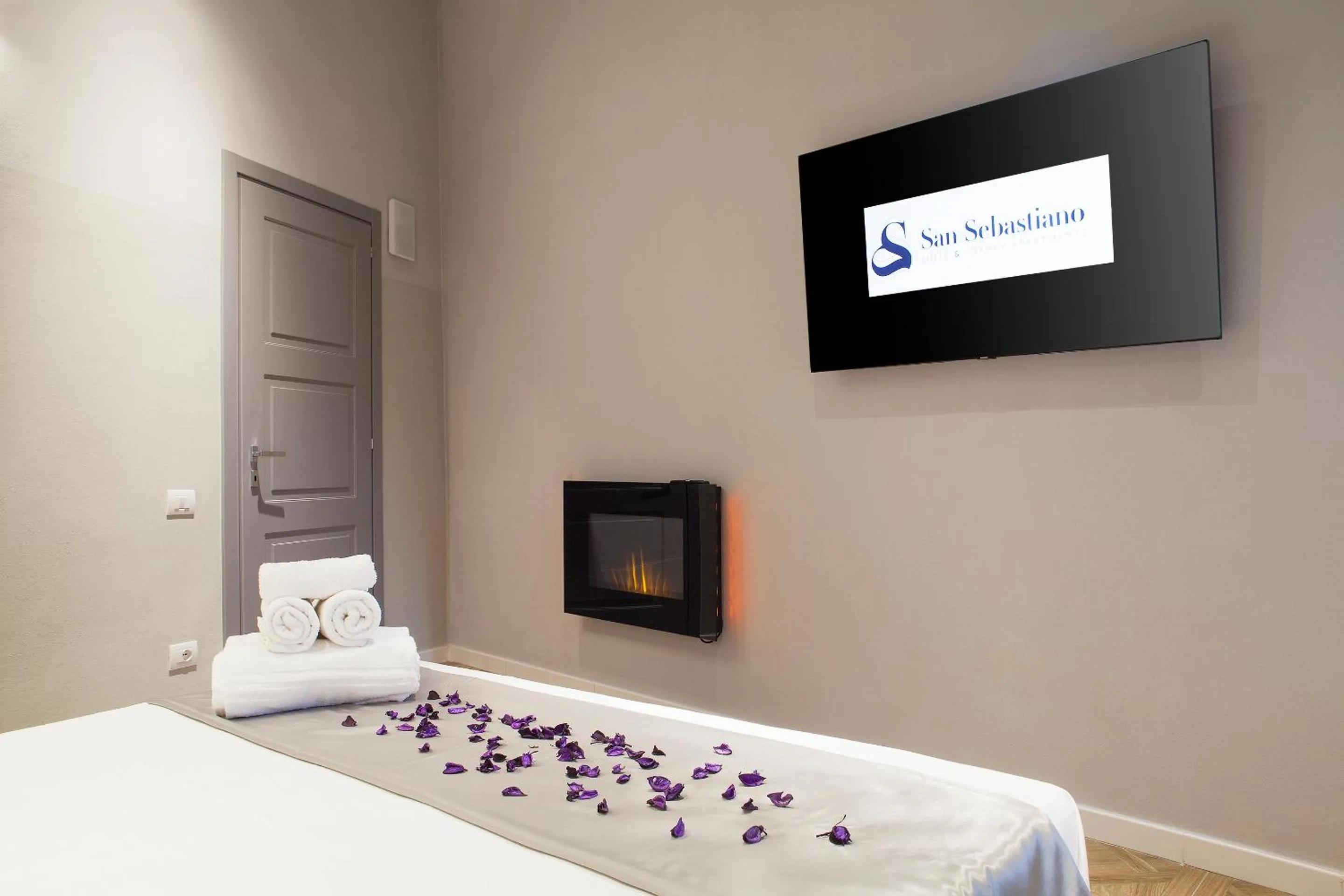 TV and multimedia, Bed in San Sebastiano Suite & Luxury Apartments