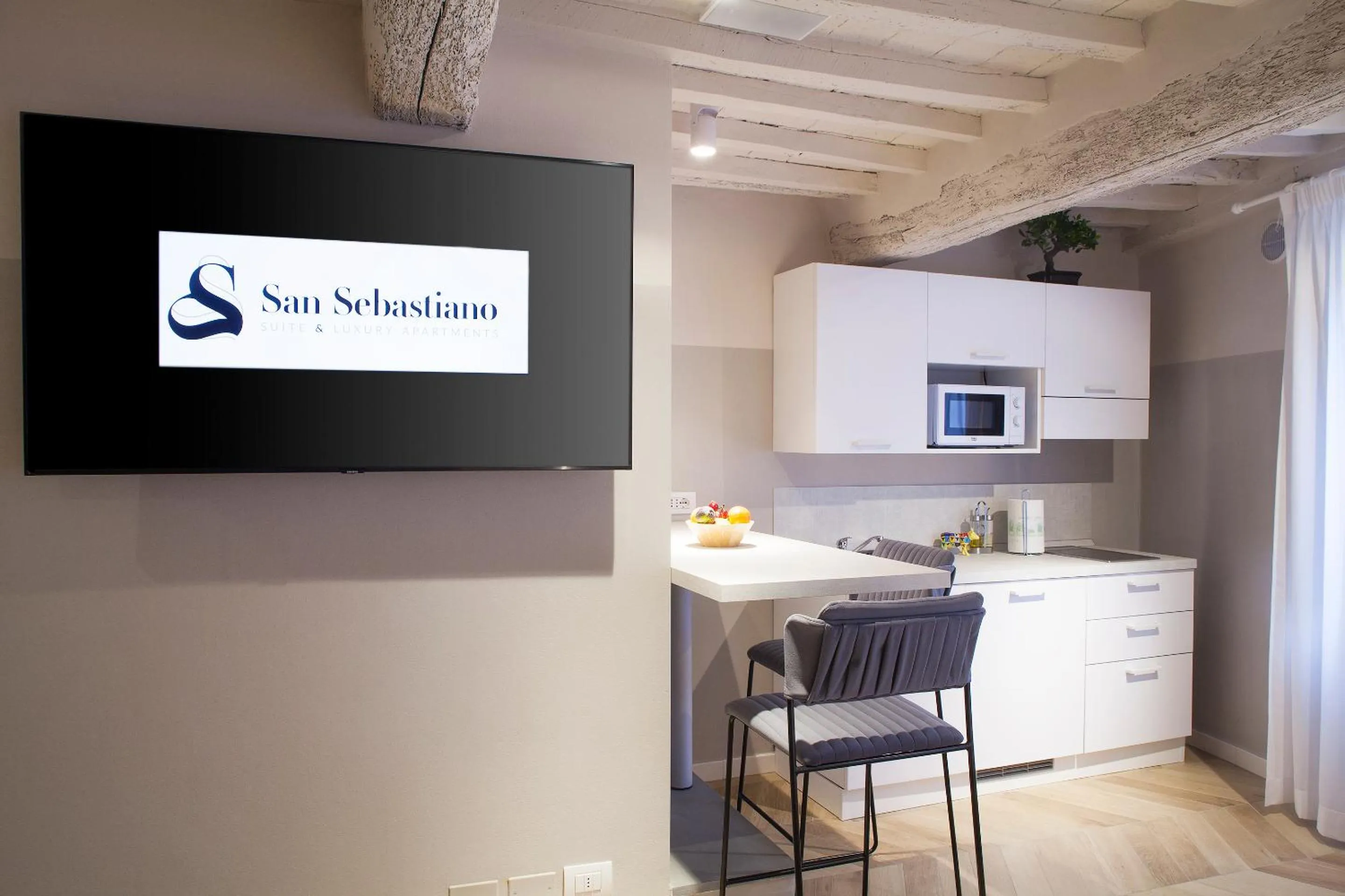 TV and multimedia in San Sebastiano Suite & Luxury Apartments