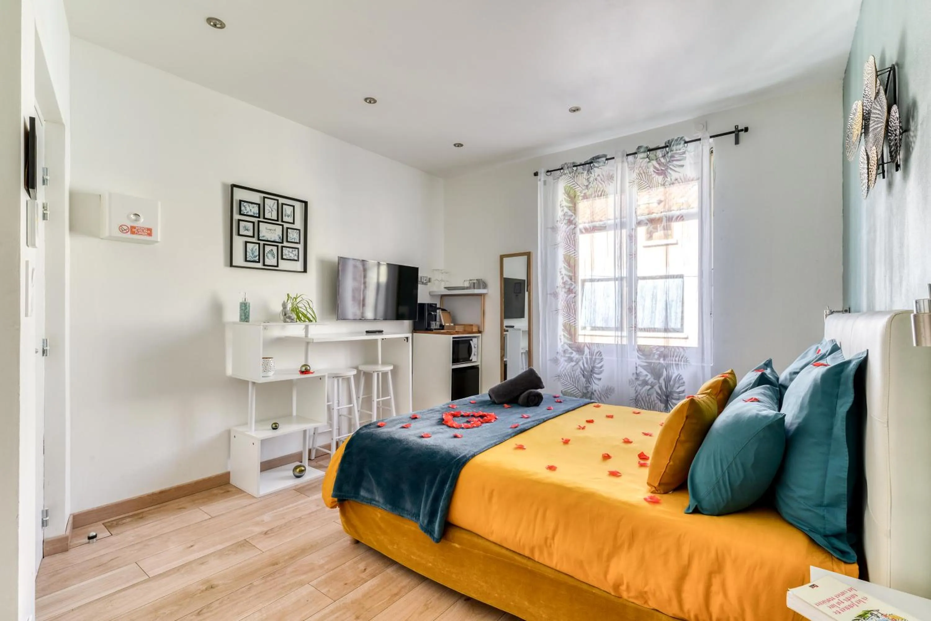 TV and multimedia, Bed in Le bourget - Suite romantique