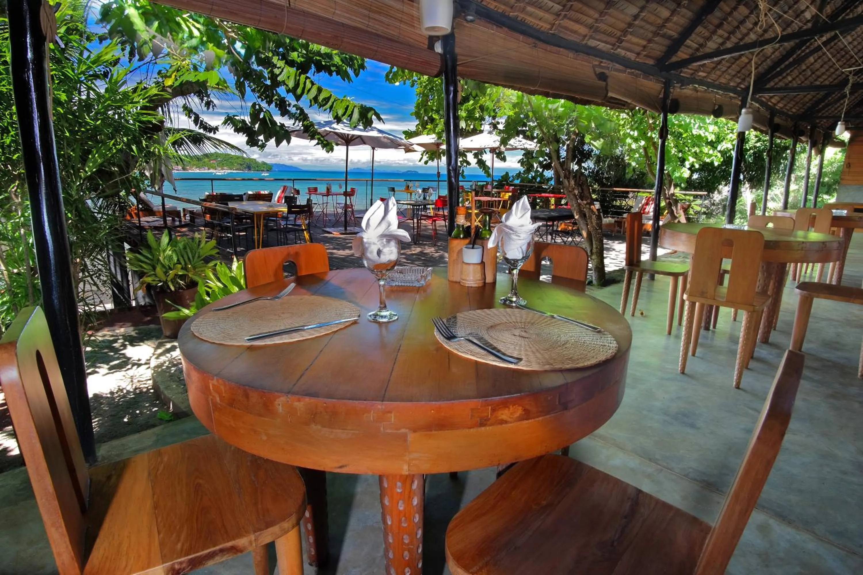 Restaurant/places to eat in L'heure Bleue