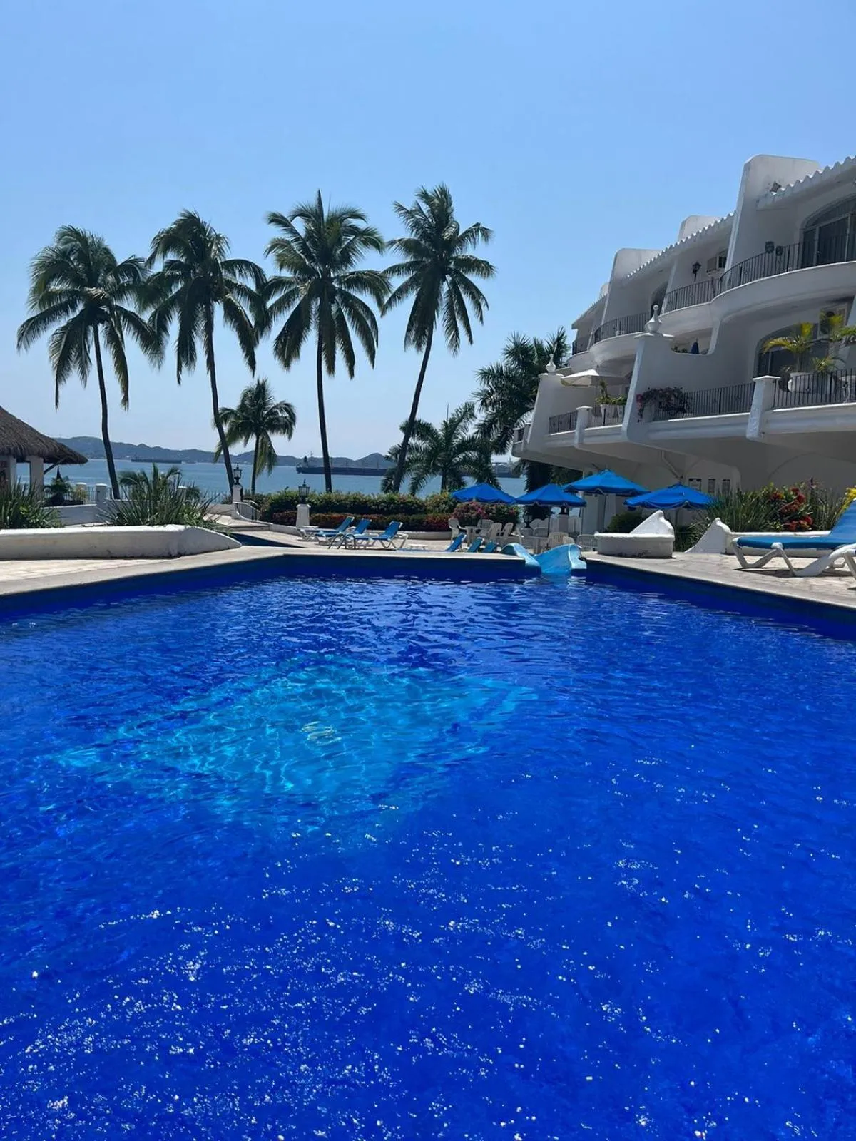 Swimming pool in Depto familiar con vista al mar en Playasol Manzanillo