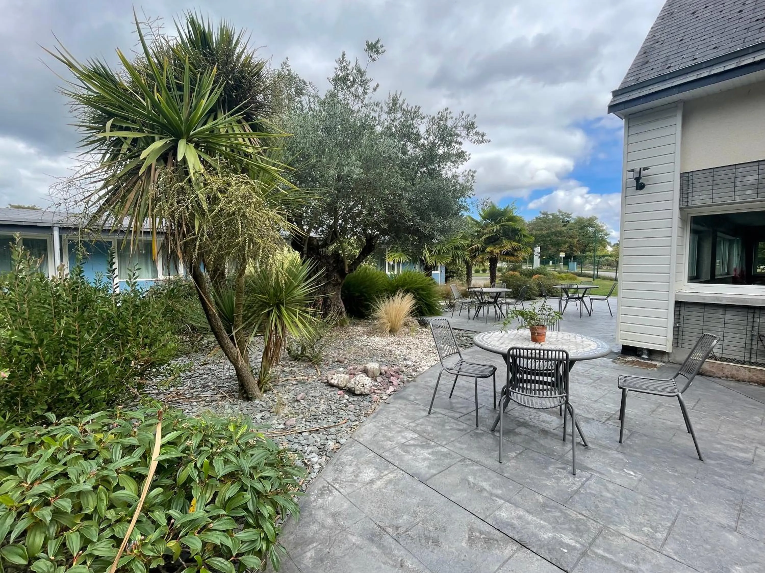 Patio in Hôtel Restaurant Bel Air Crevin - Axe Rennes Nantes