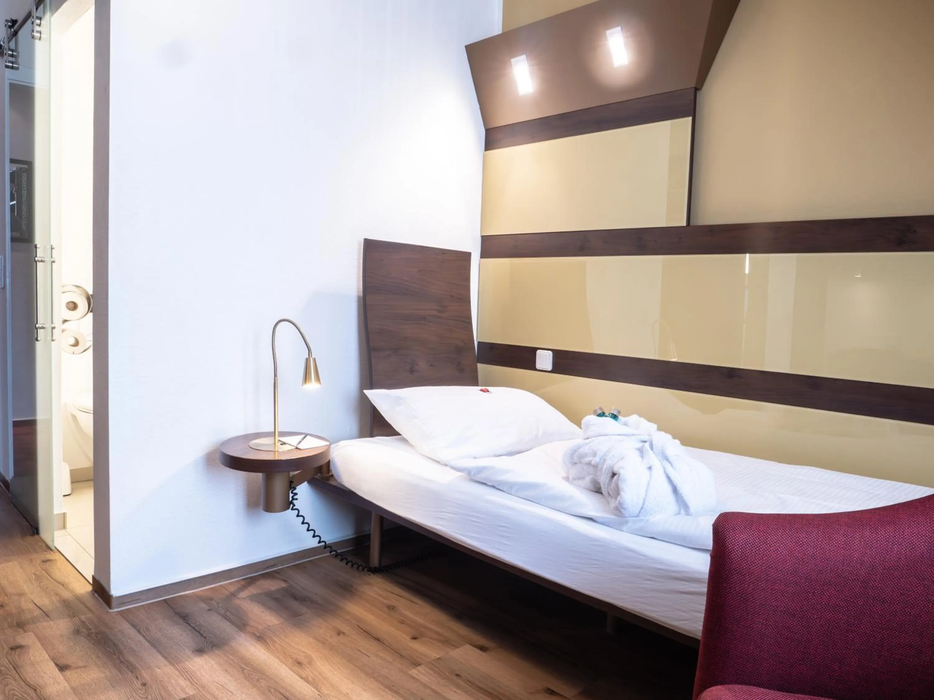 Bedroom, Bed in Hotel Osterkrug