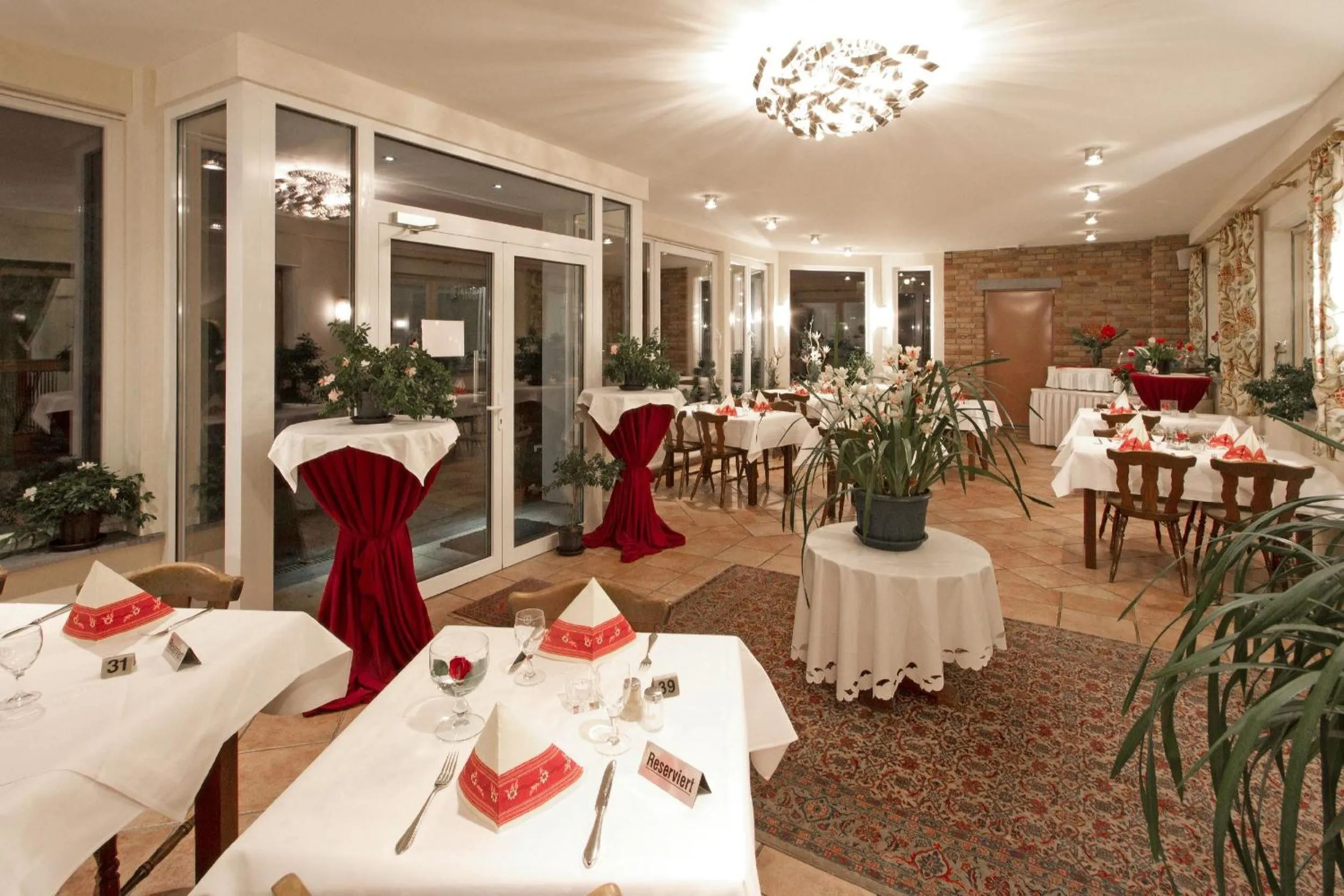 Restaurant/places to eat in Hotel Mennicken