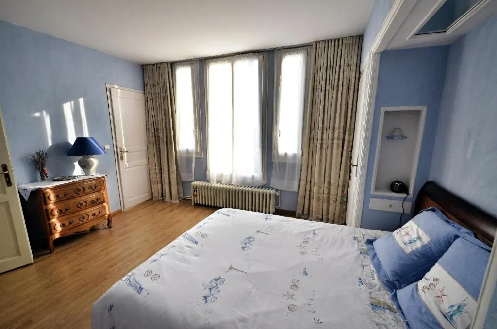 Photo of the whole room, Bed in Chalet de Paris