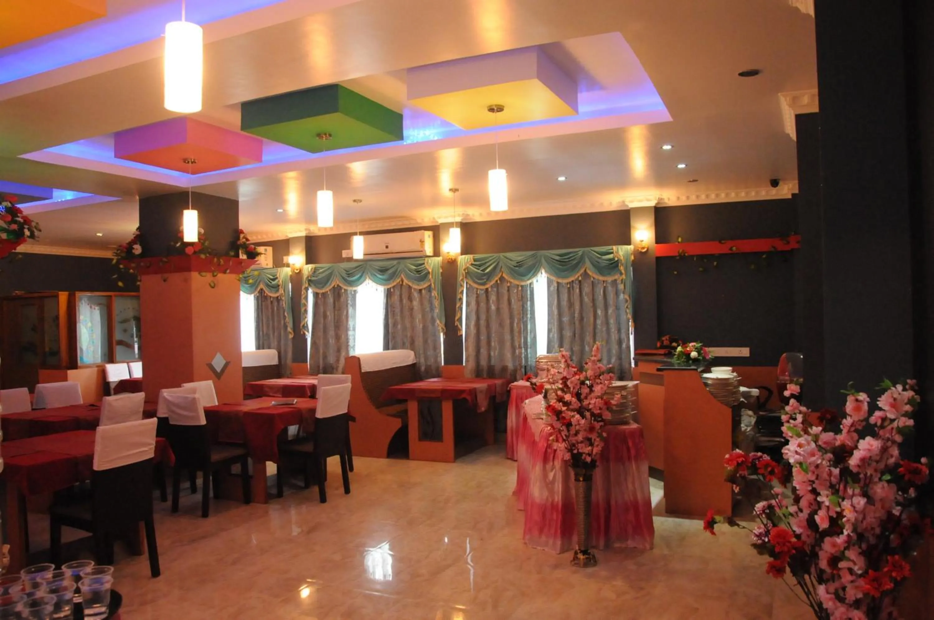 Restaurant/places to eat in Hotel Barbareek