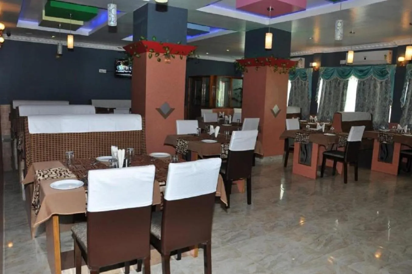 Restaurant/places to eat in Hotel Barbareek