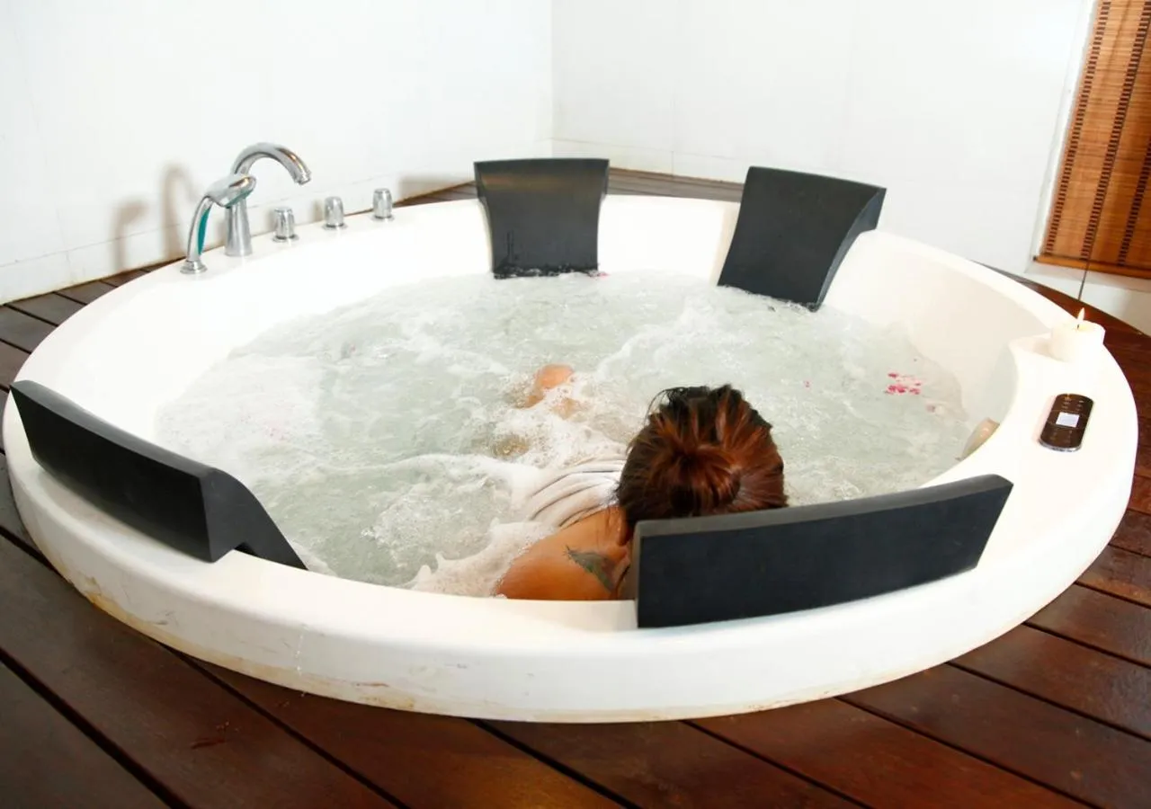 Hot Tub in M B Greens Clarks Inn