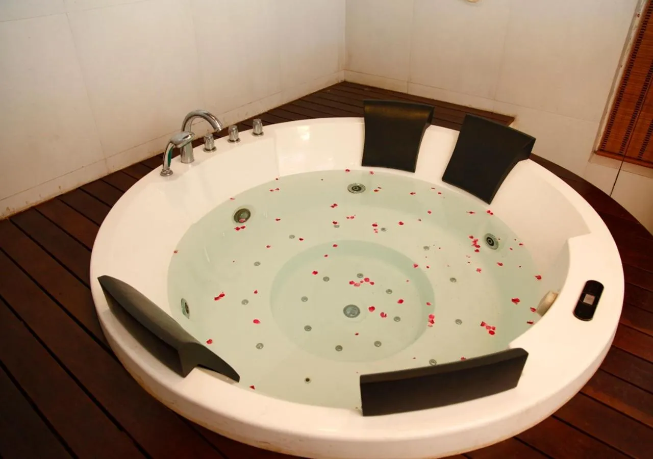 Hot Tub in M B Greens Clarks Inn