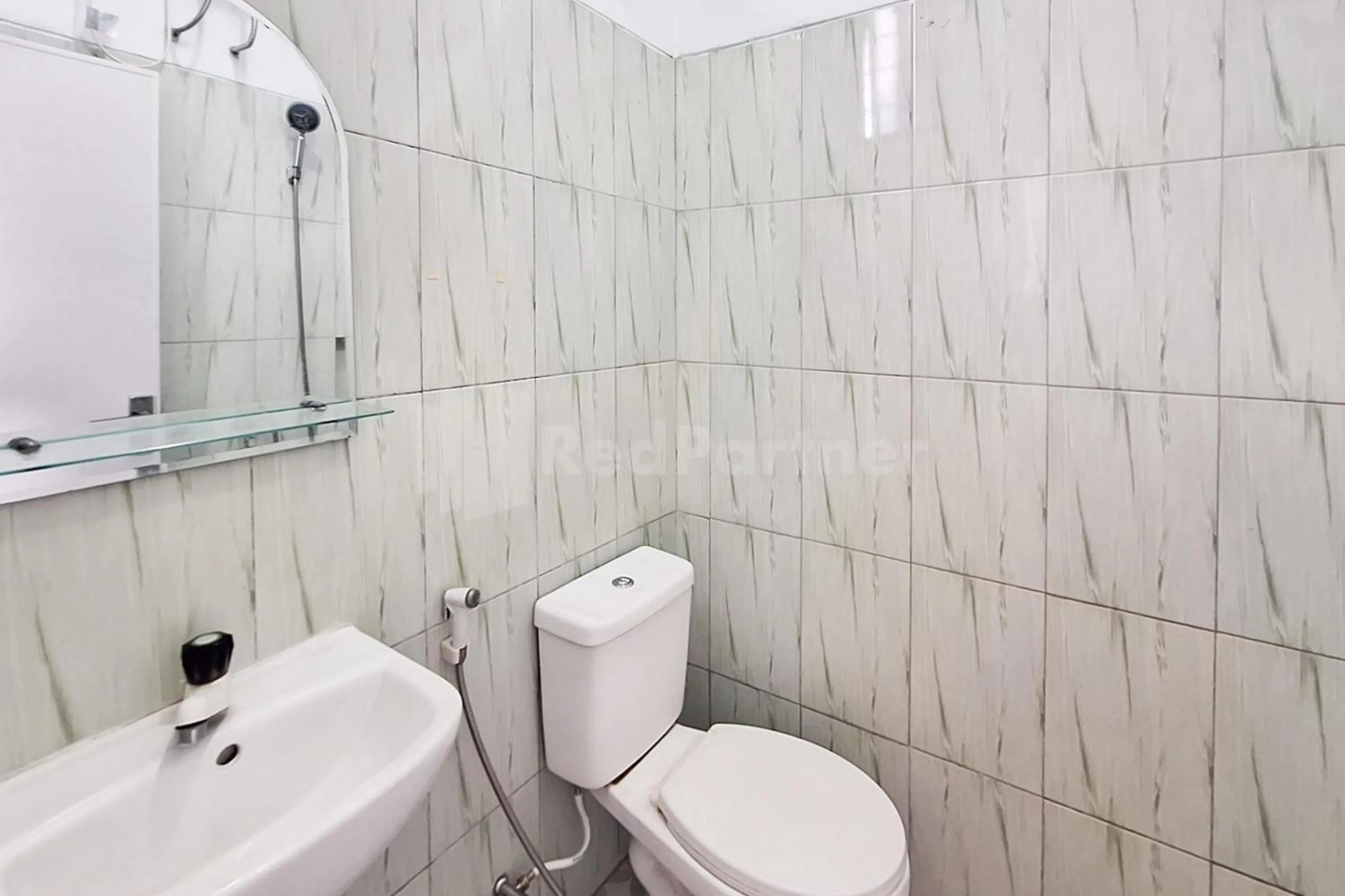 Bathroom in Joy Homestay At Pulomas RedPartner