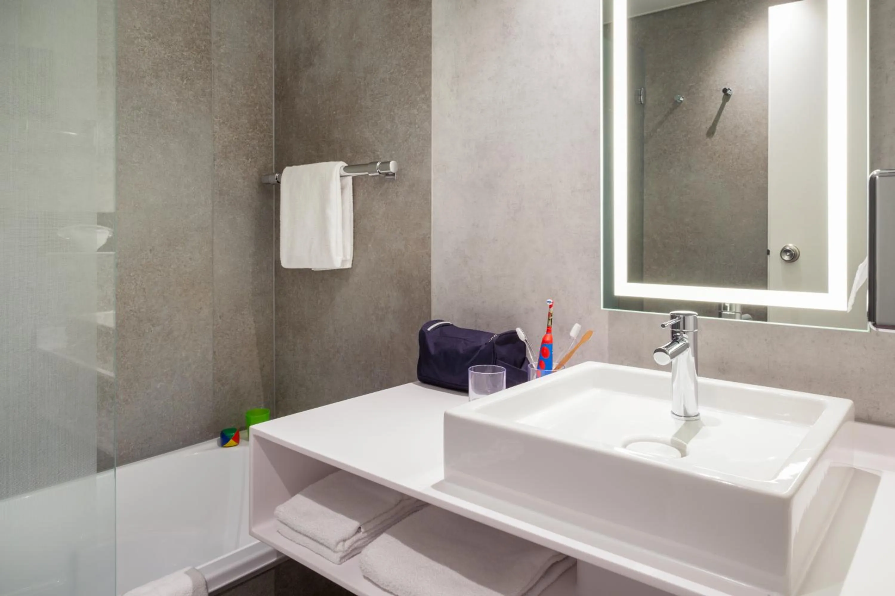 Shower in Novotel Lausanne Bussigny