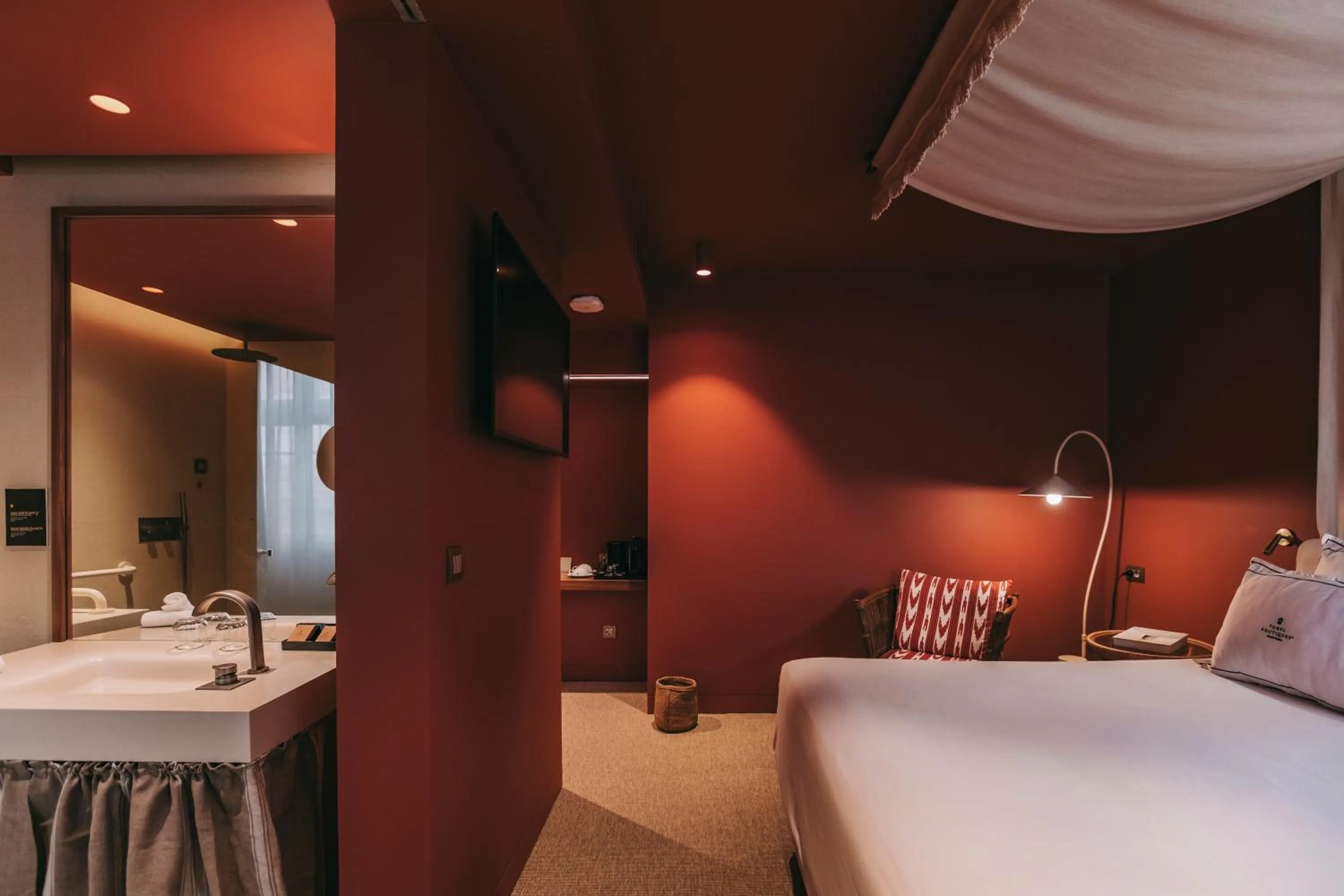 Bathroom, Bed in Torel Terra Brava