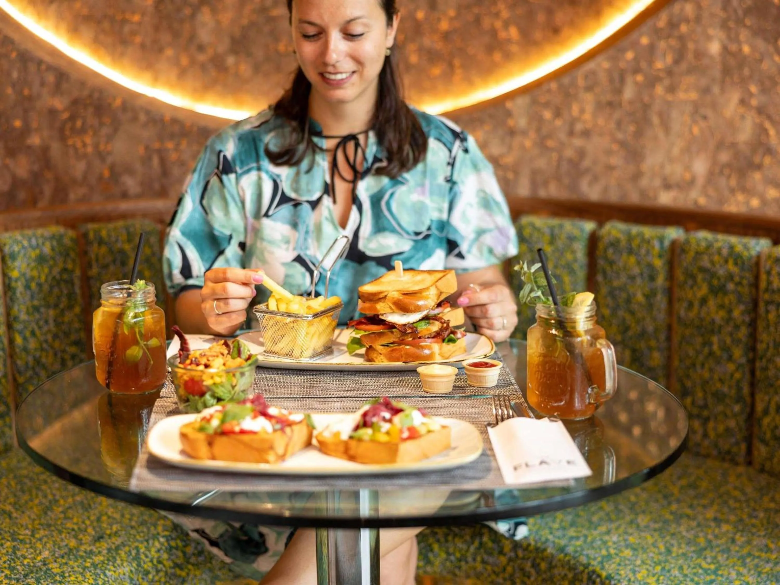 Lounge or bar in Novotel Zurich City West