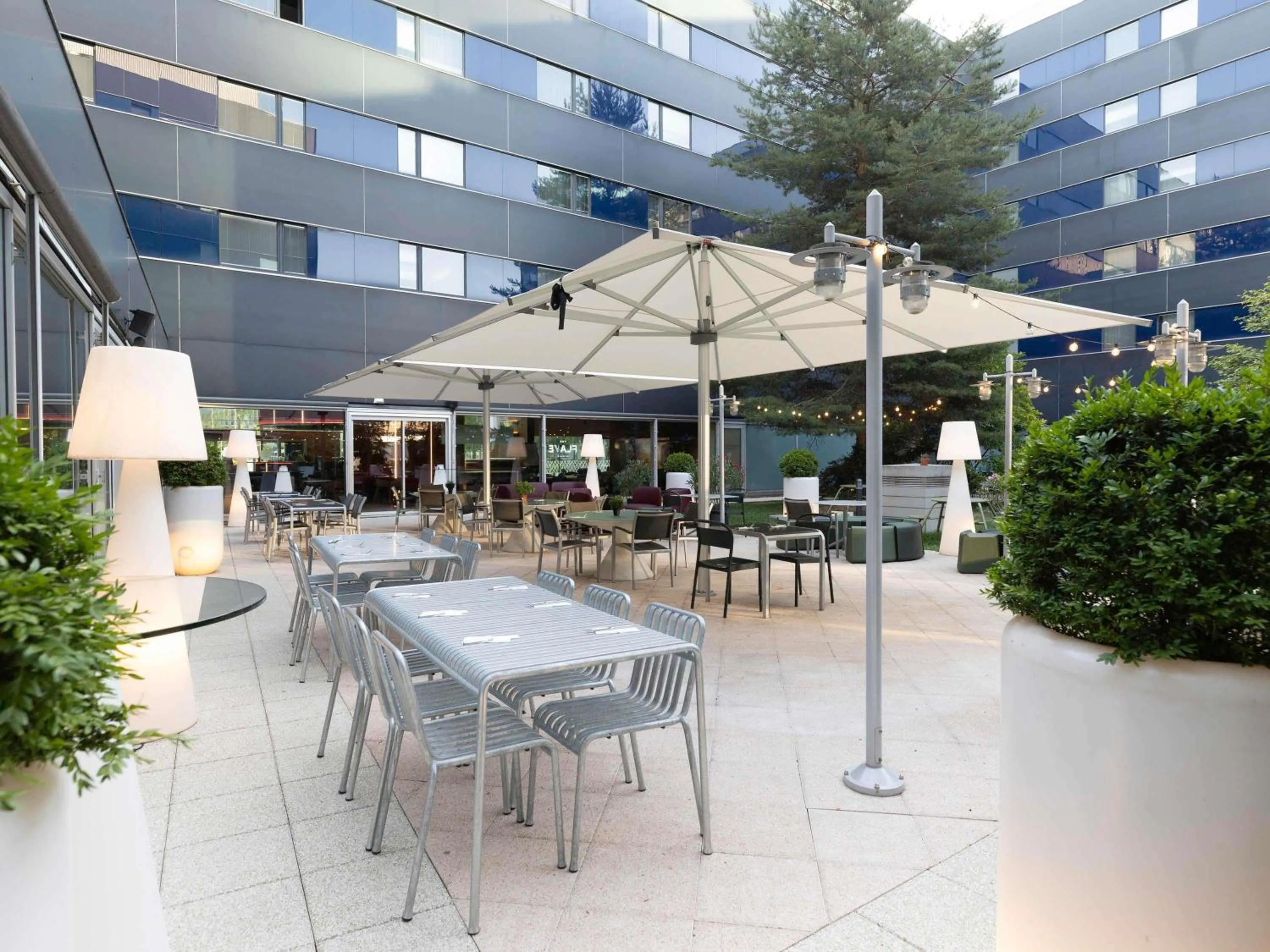 Restaurant/places to eat in Novotel Zurich City West