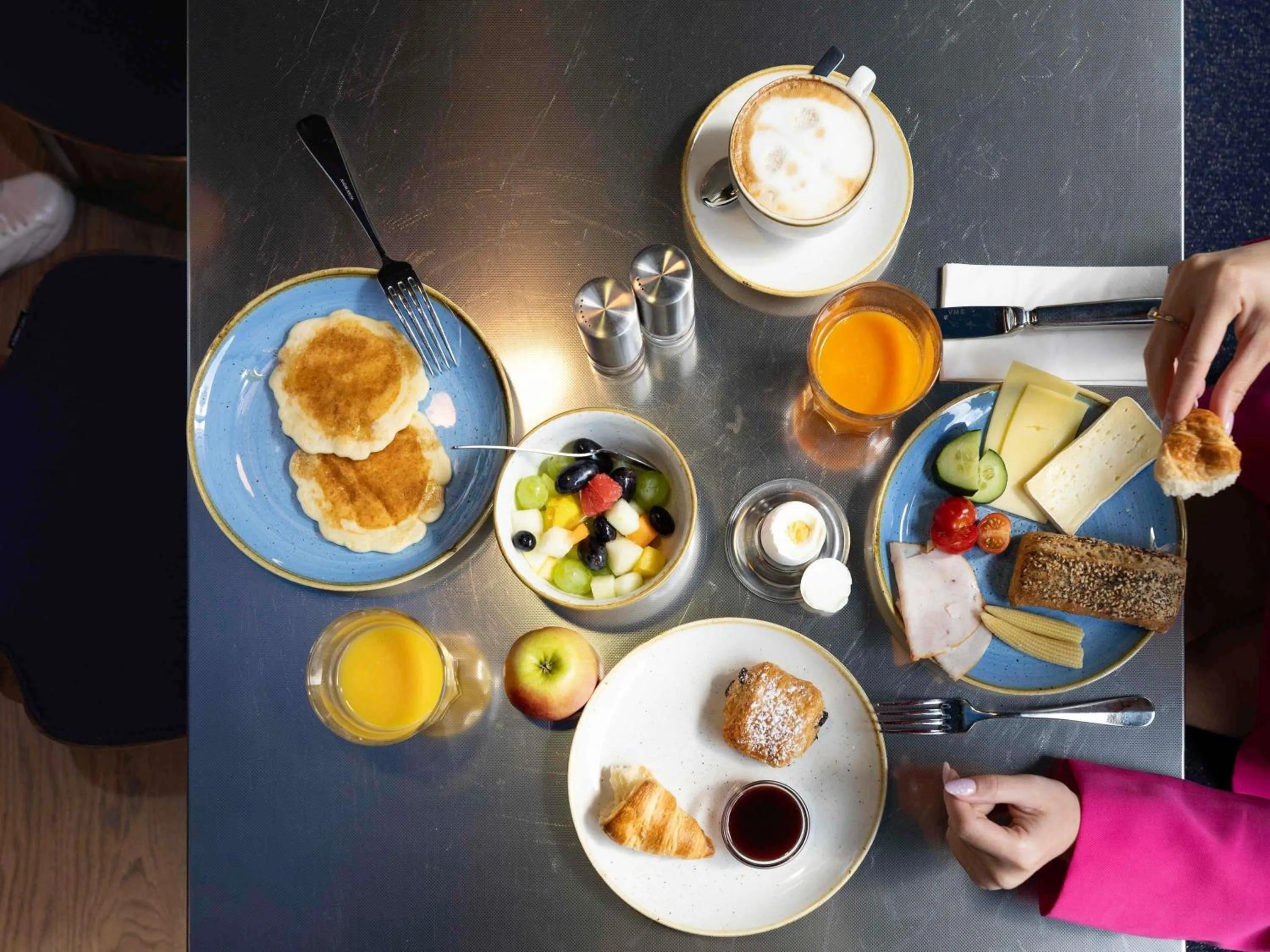 Restaurant/places to eat in Novotel Zurich City West