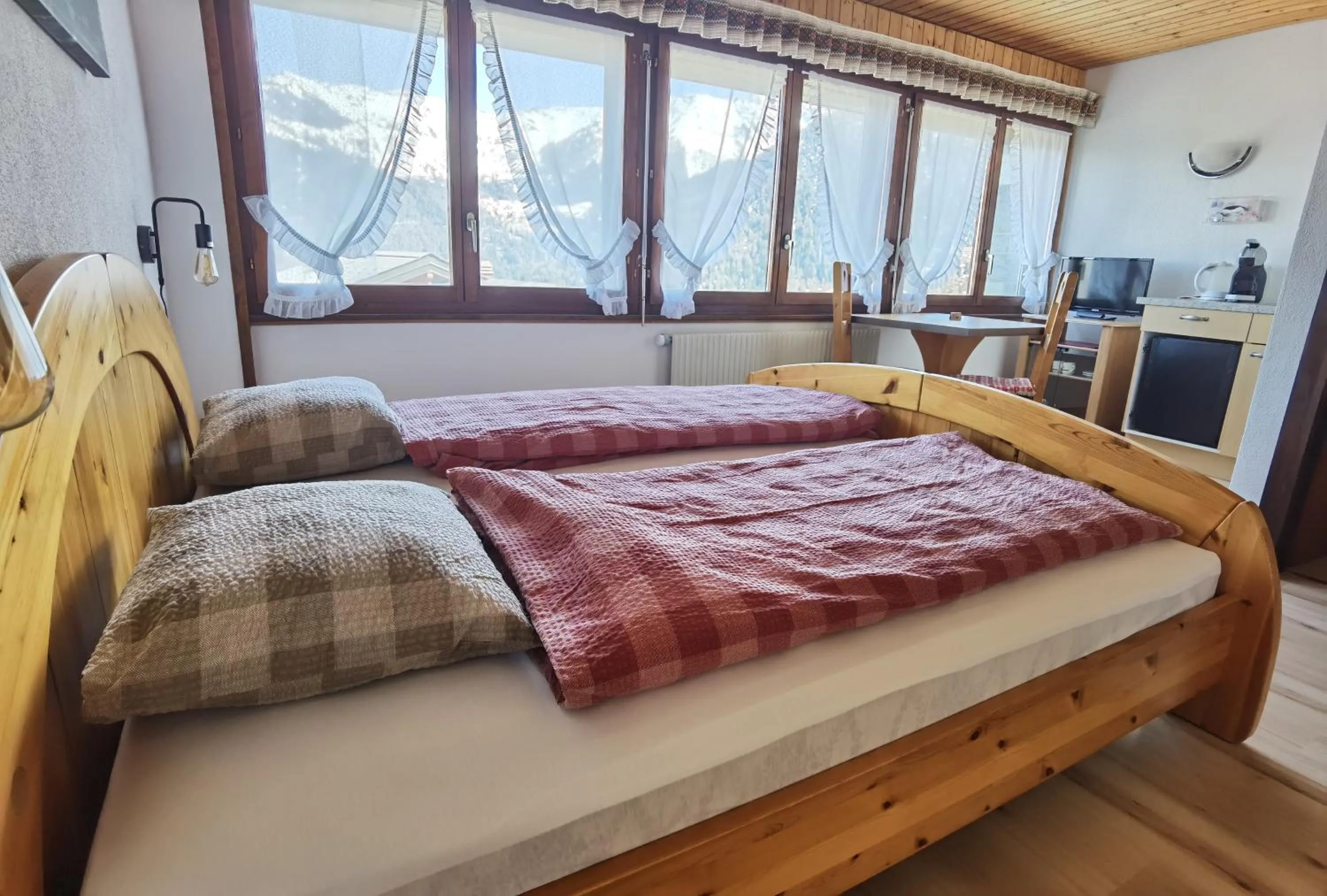 Photo of the whole room, Bed in Auberge la Tzoumaz