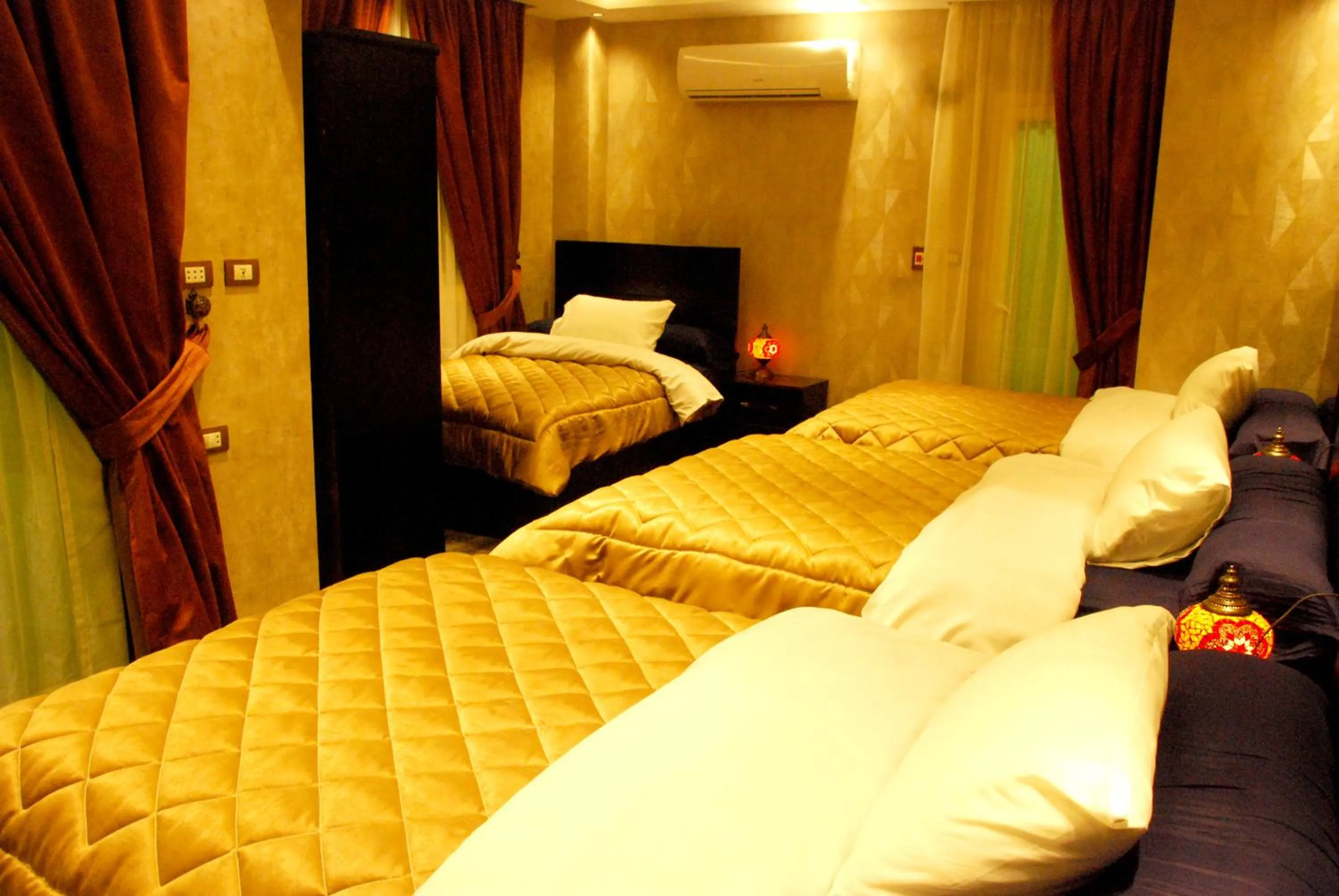 Photo of the whole room, Bed in Pyramids Planet Hotel