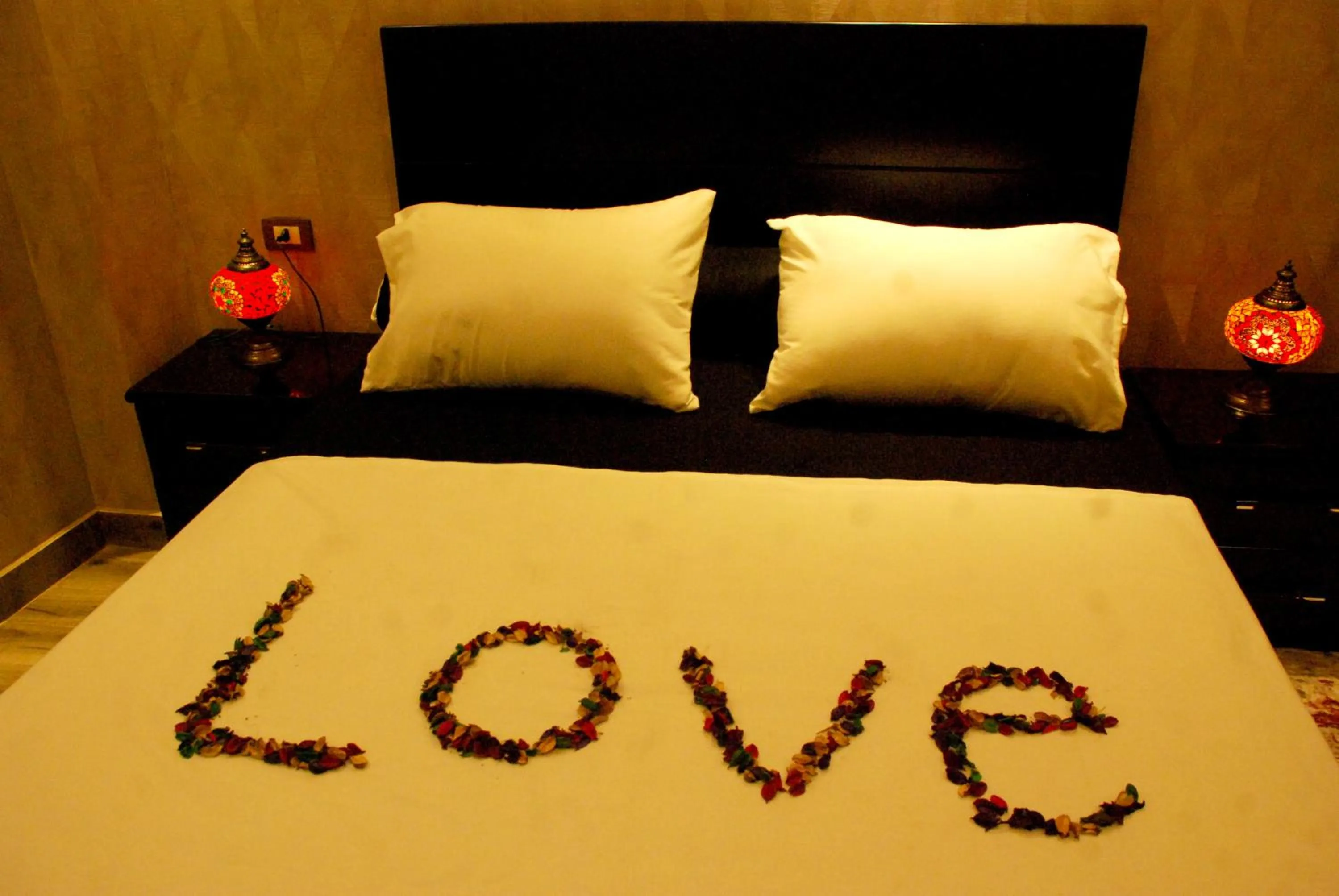 Bedroom, Bed in Pyramids Planet Hotel