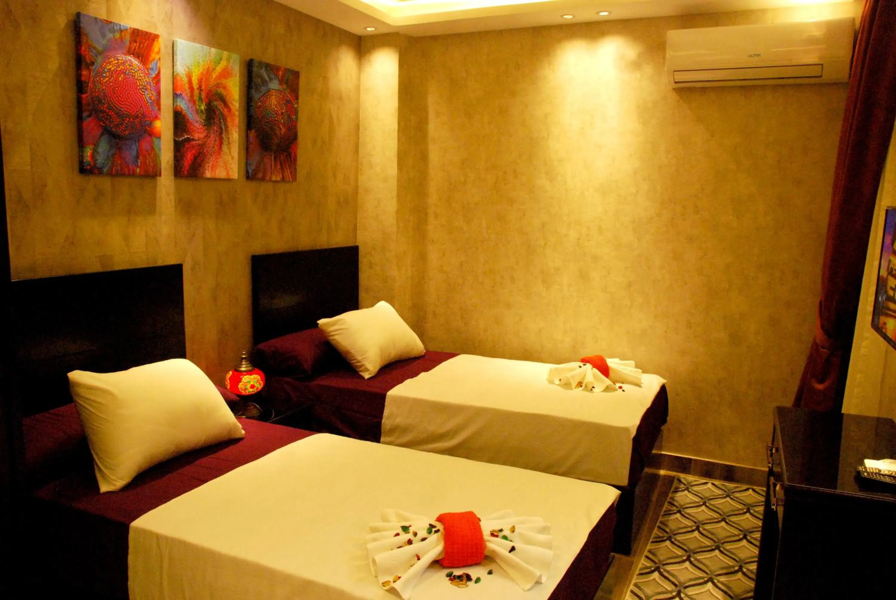 Bedroom, Bed in Pyramids Planet Hotel