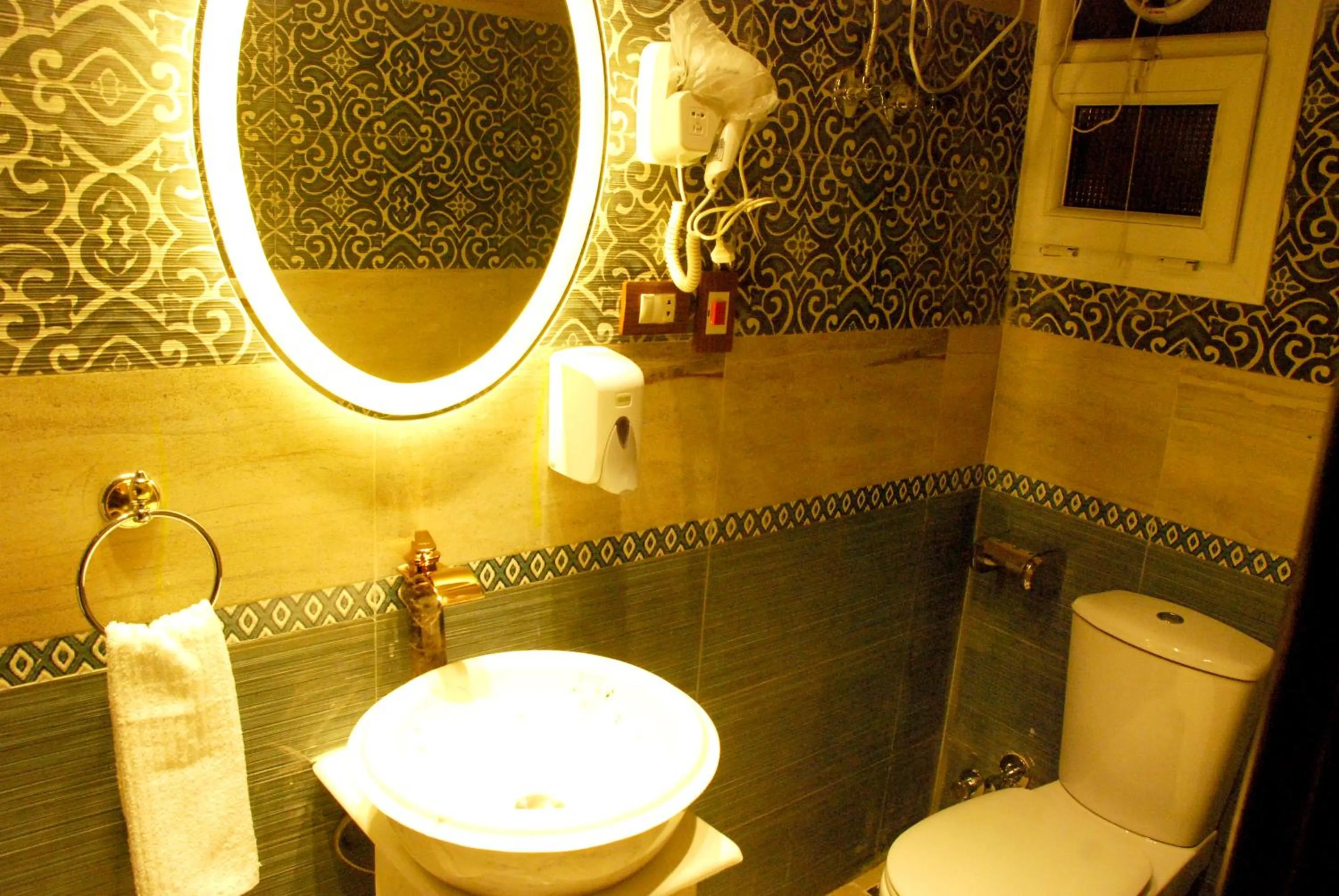 Bathroom in Pyramids Planet Hotel