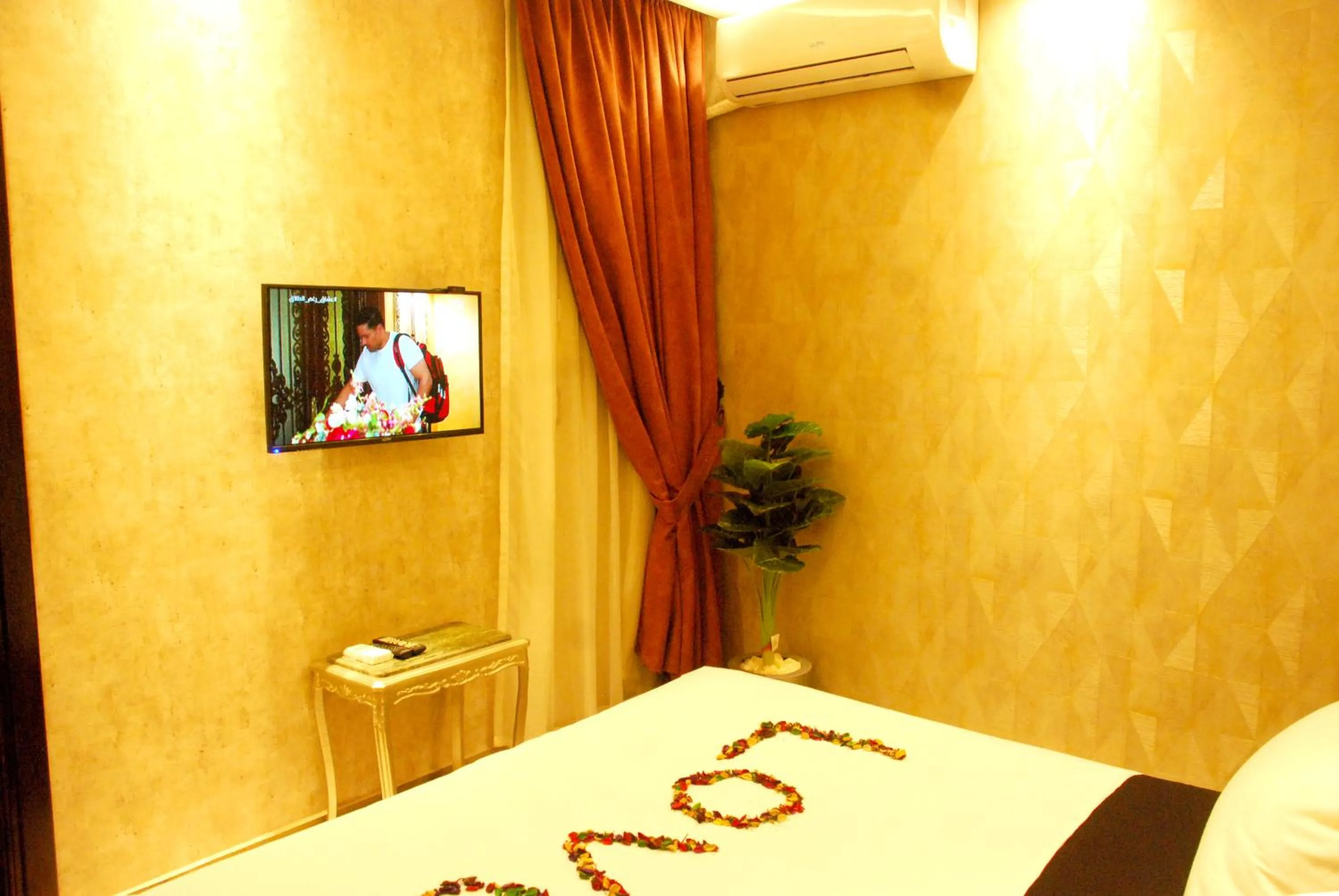 TV and multimedia, Bed in Pyramids Planet Hotel