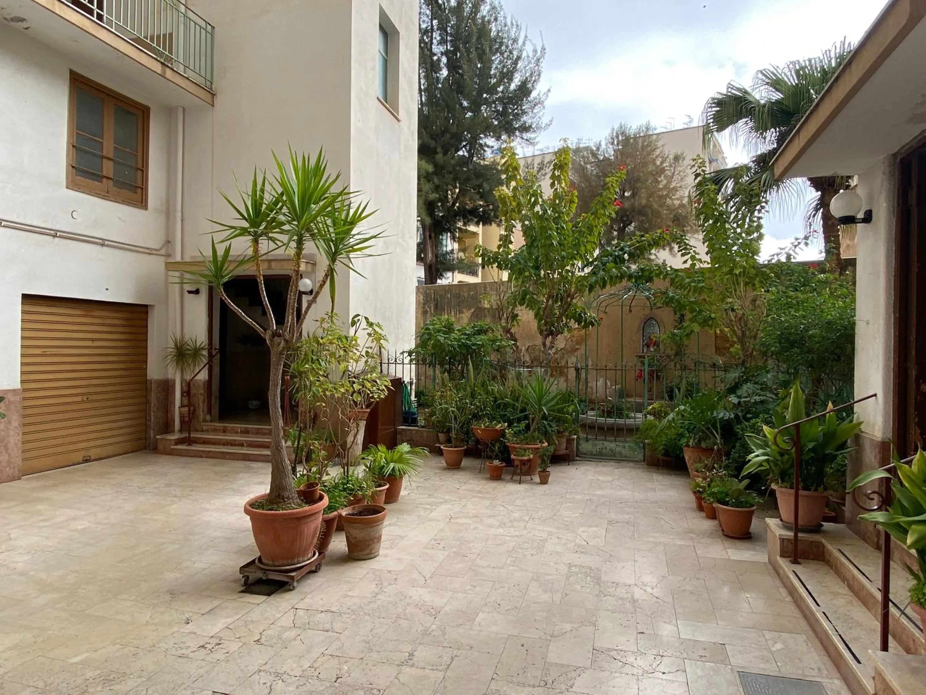 Property building in Palermo City Room