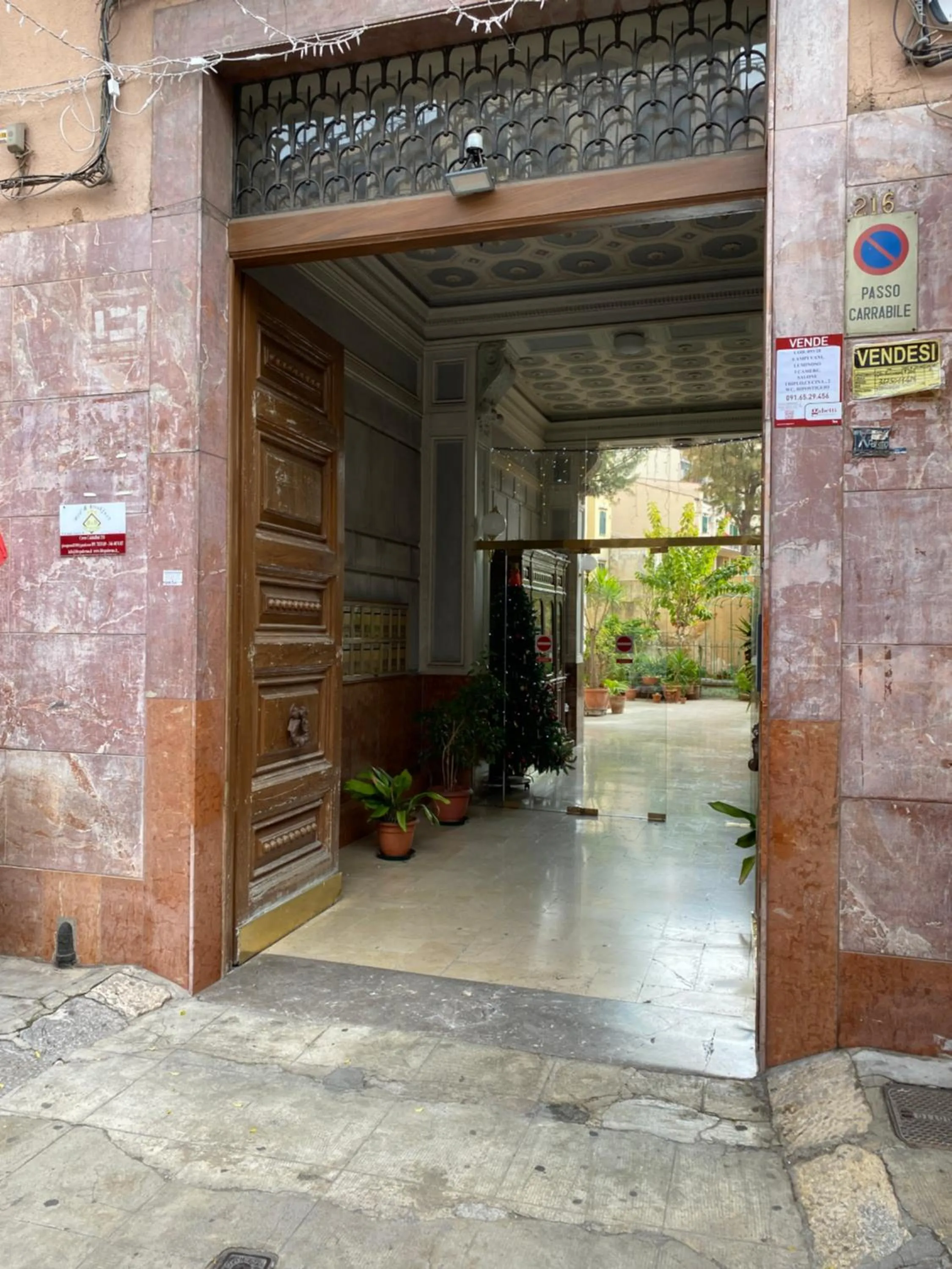 Property building in Palermo City Room