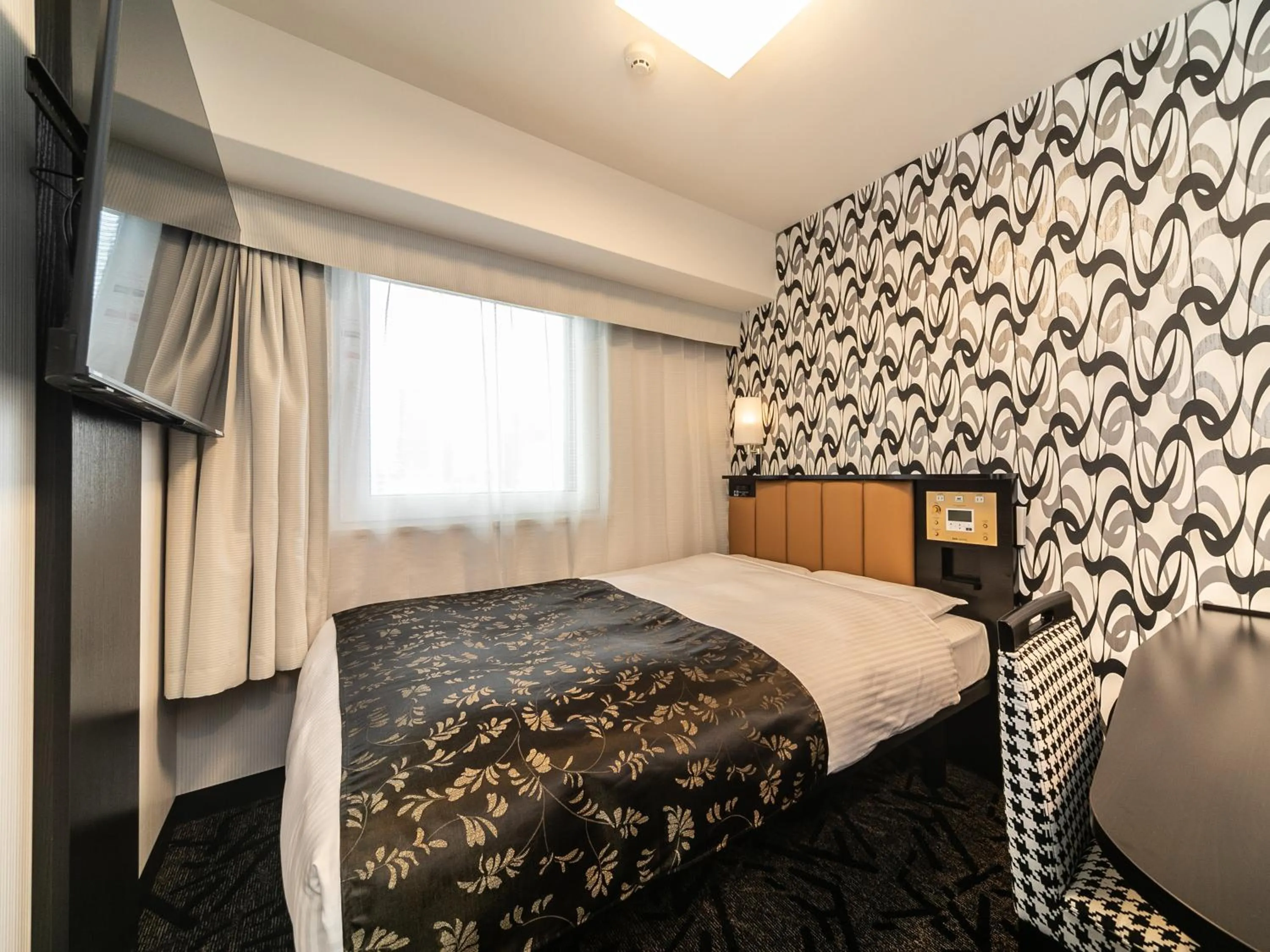 Bed in APA Hotel Osaka Temmabashi Ekimae