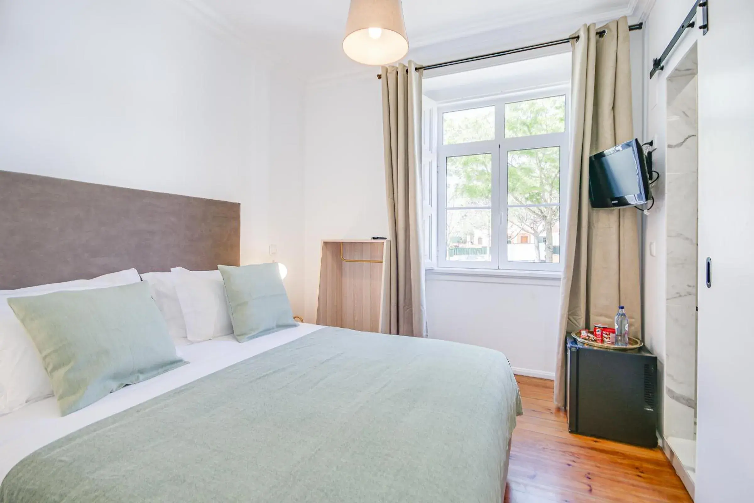 Basic Double Room with Street View - single occupancy in Alvalade Palace Basic Double Room with Street View - single occupancy in Alvalade Palace