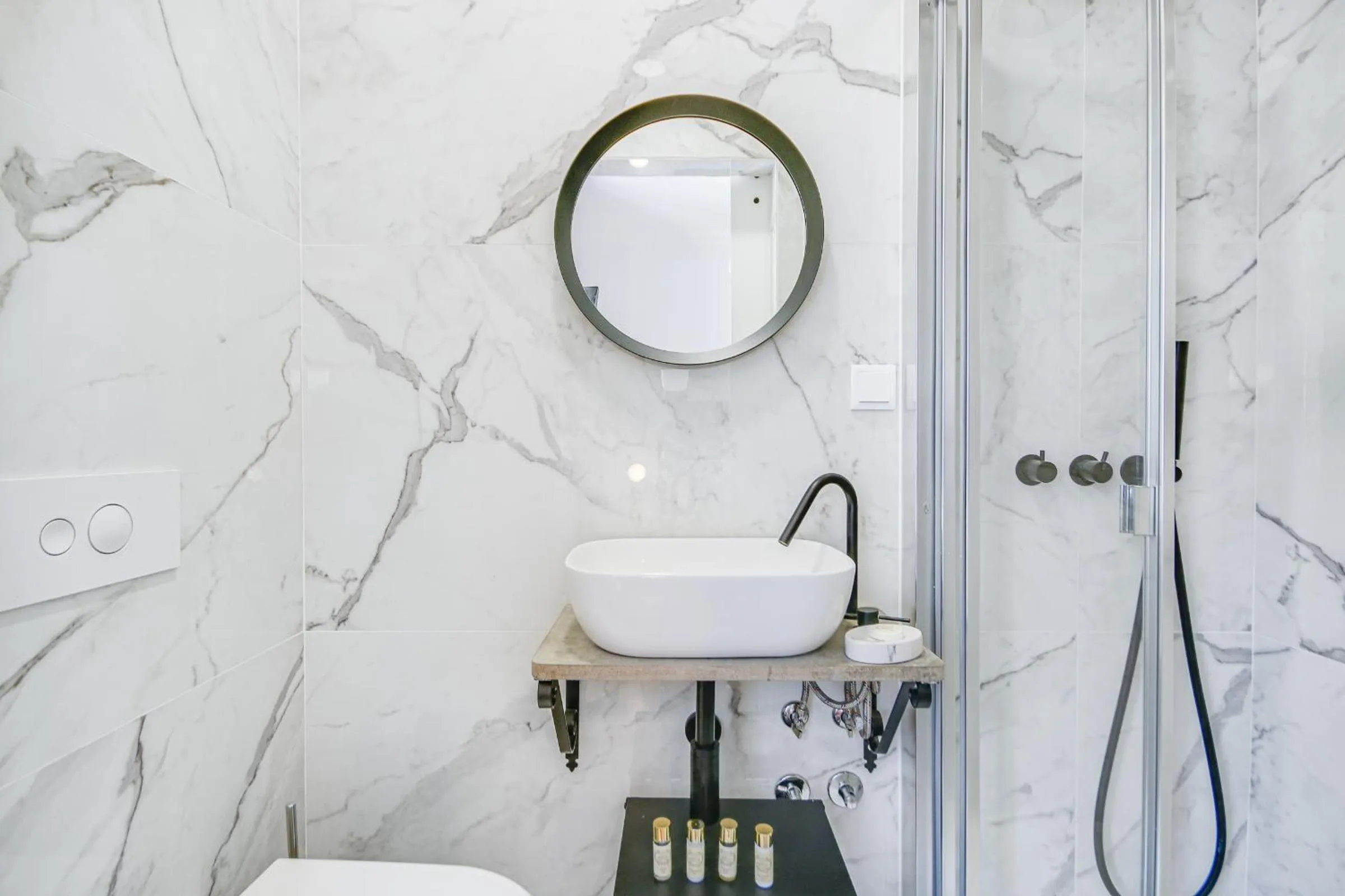 Toilet in Alvalade Palace