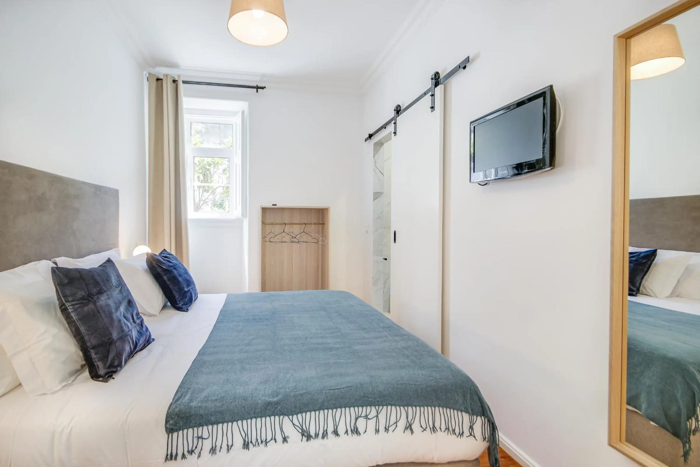 Toilet, Bed in Alvalade Palace