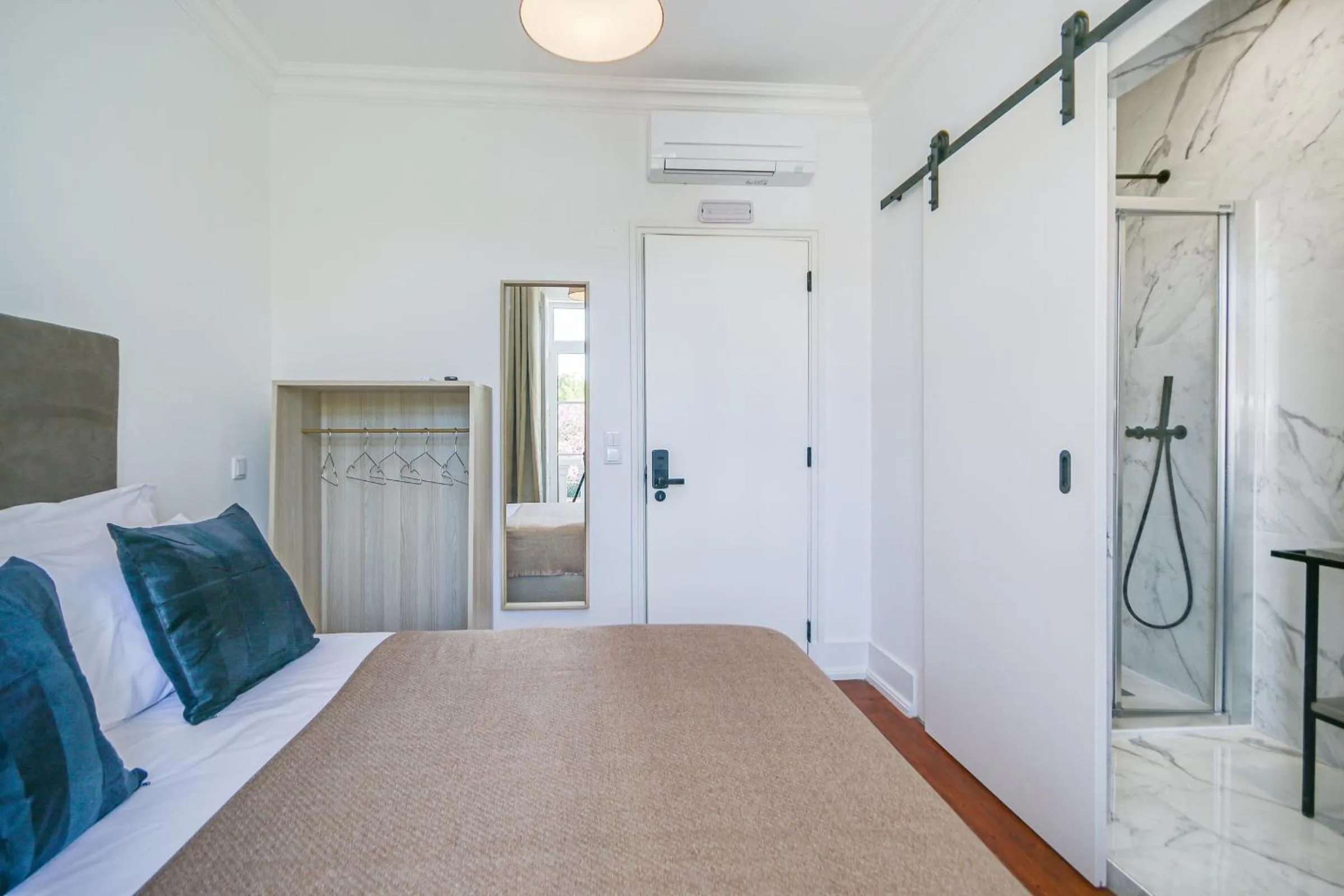Toilet, Bed in Alvalade Palace