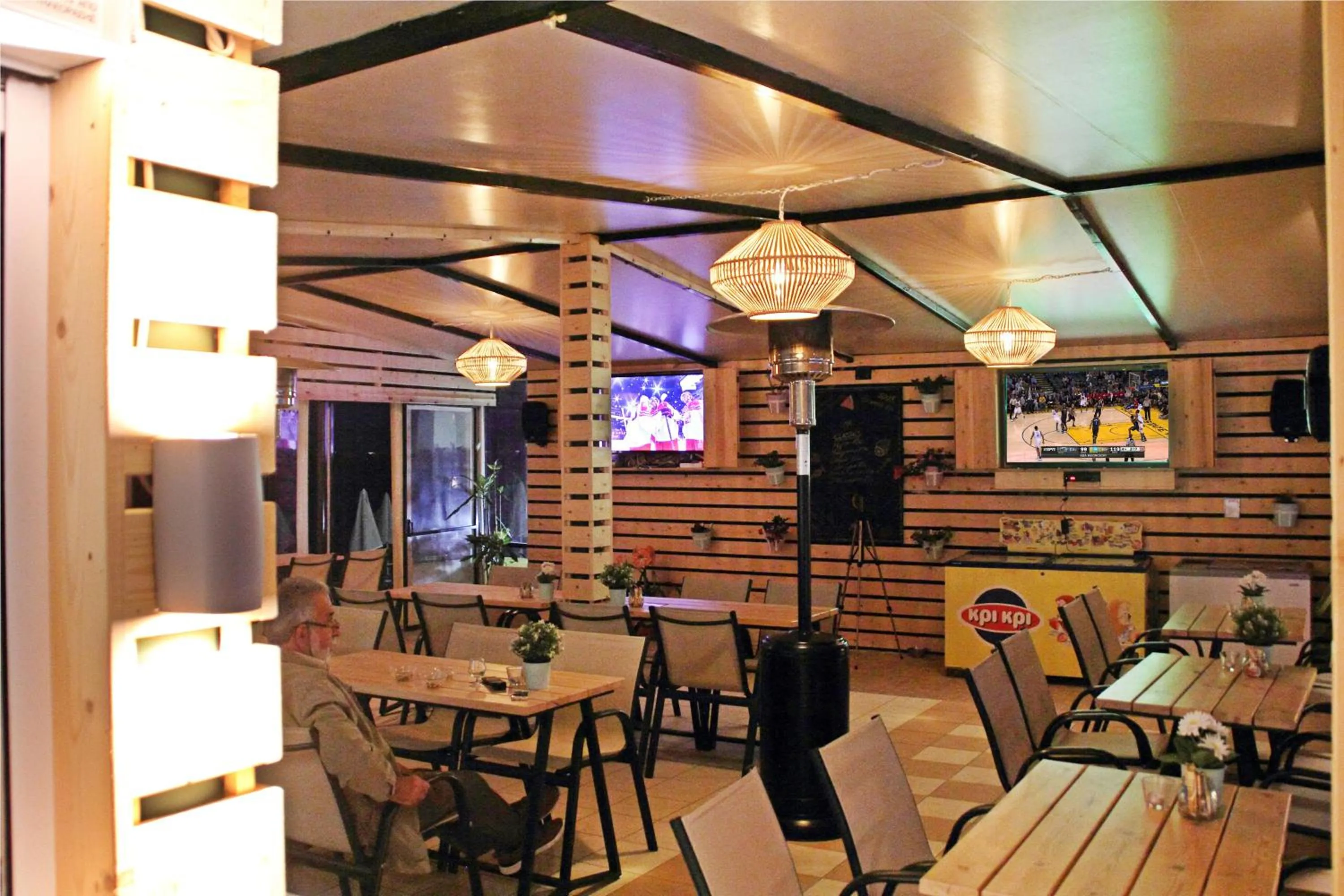 Restaurant/places to eat in Esperides Beach Hotel Apartments