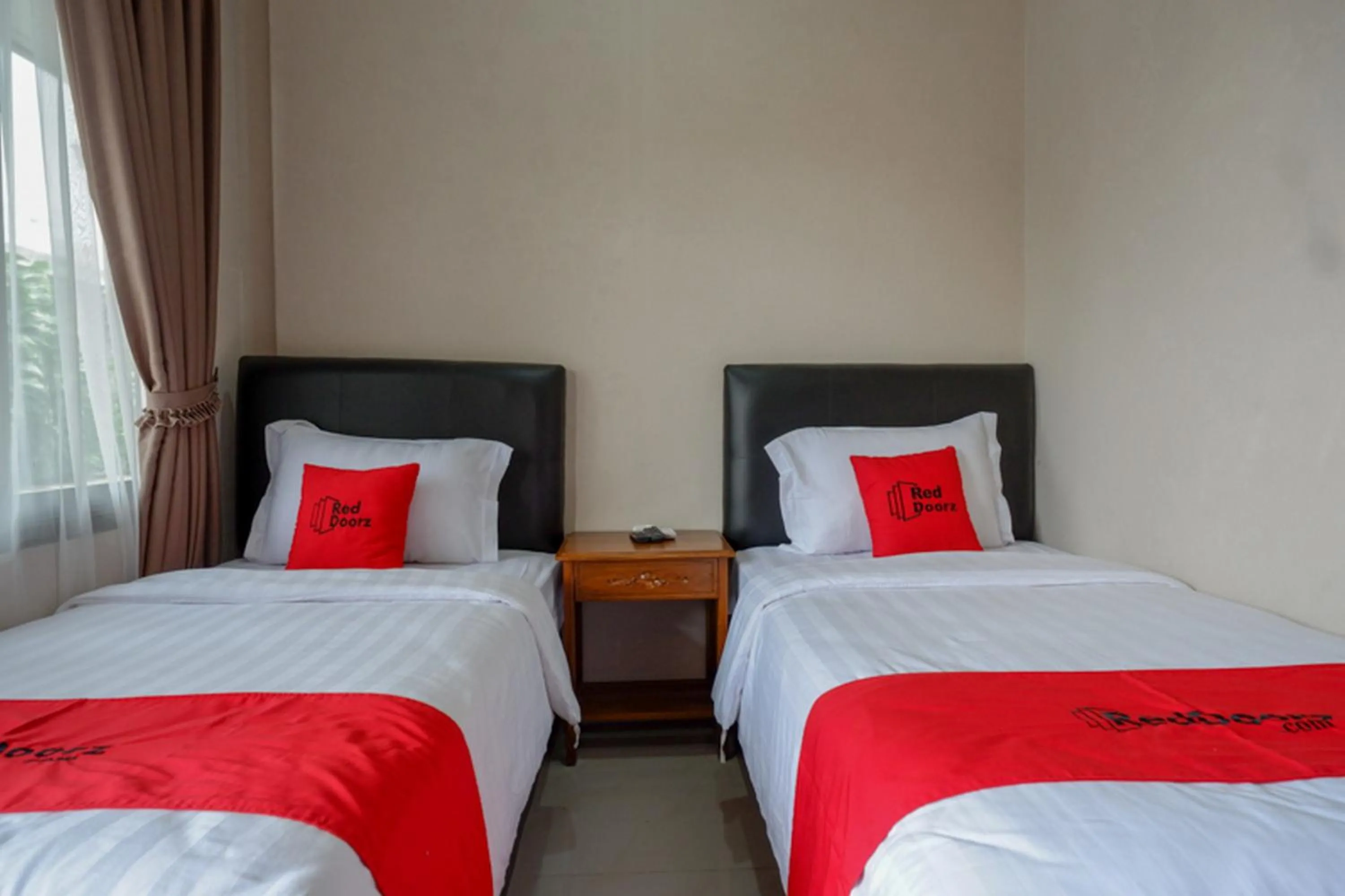 Bedroom, Bed in RedDoorz @ Jalan Majapahit Semarang