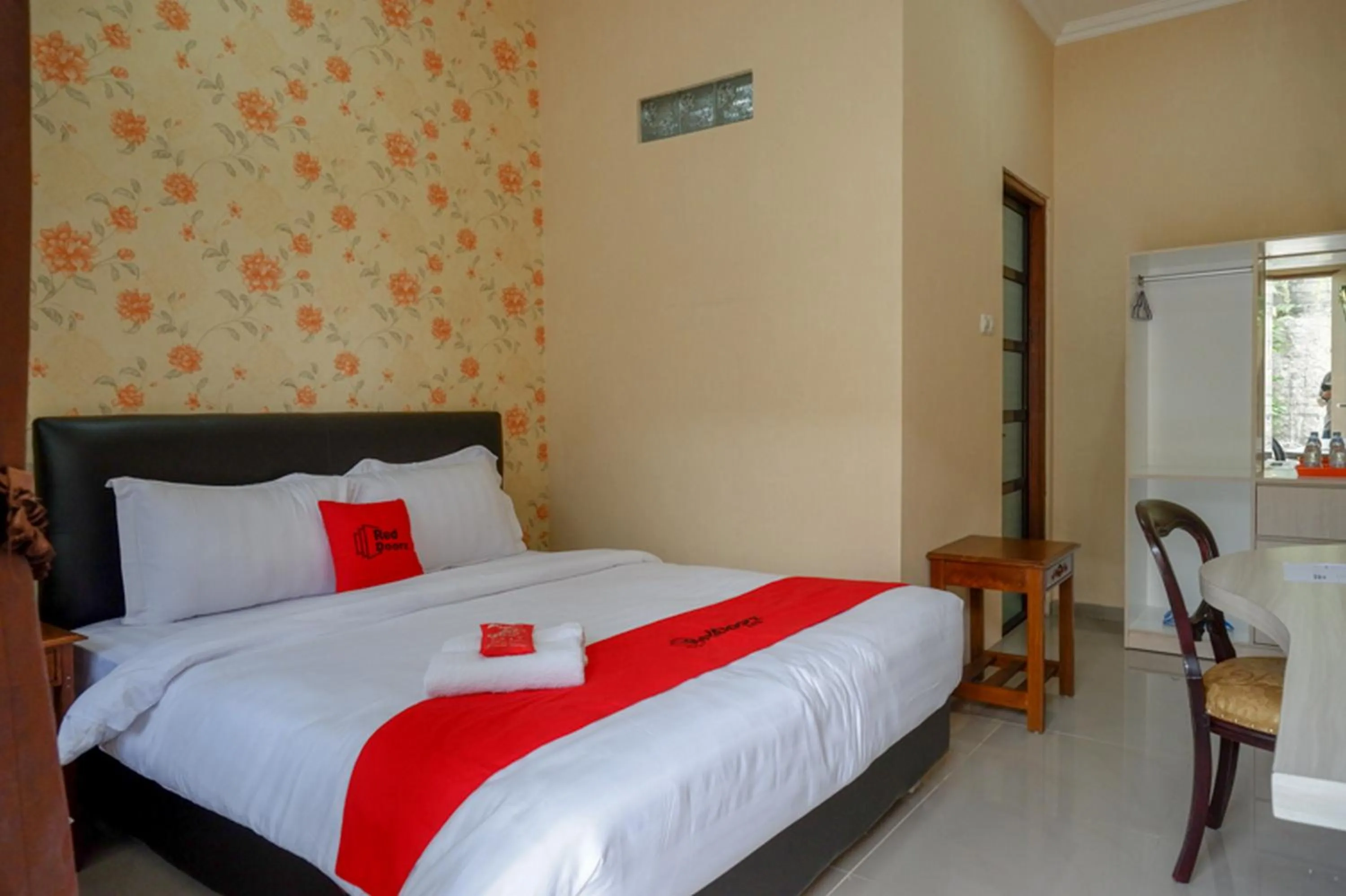 Bedroom, Bed in RedDoorz @ Jalan Majapahit Semarang