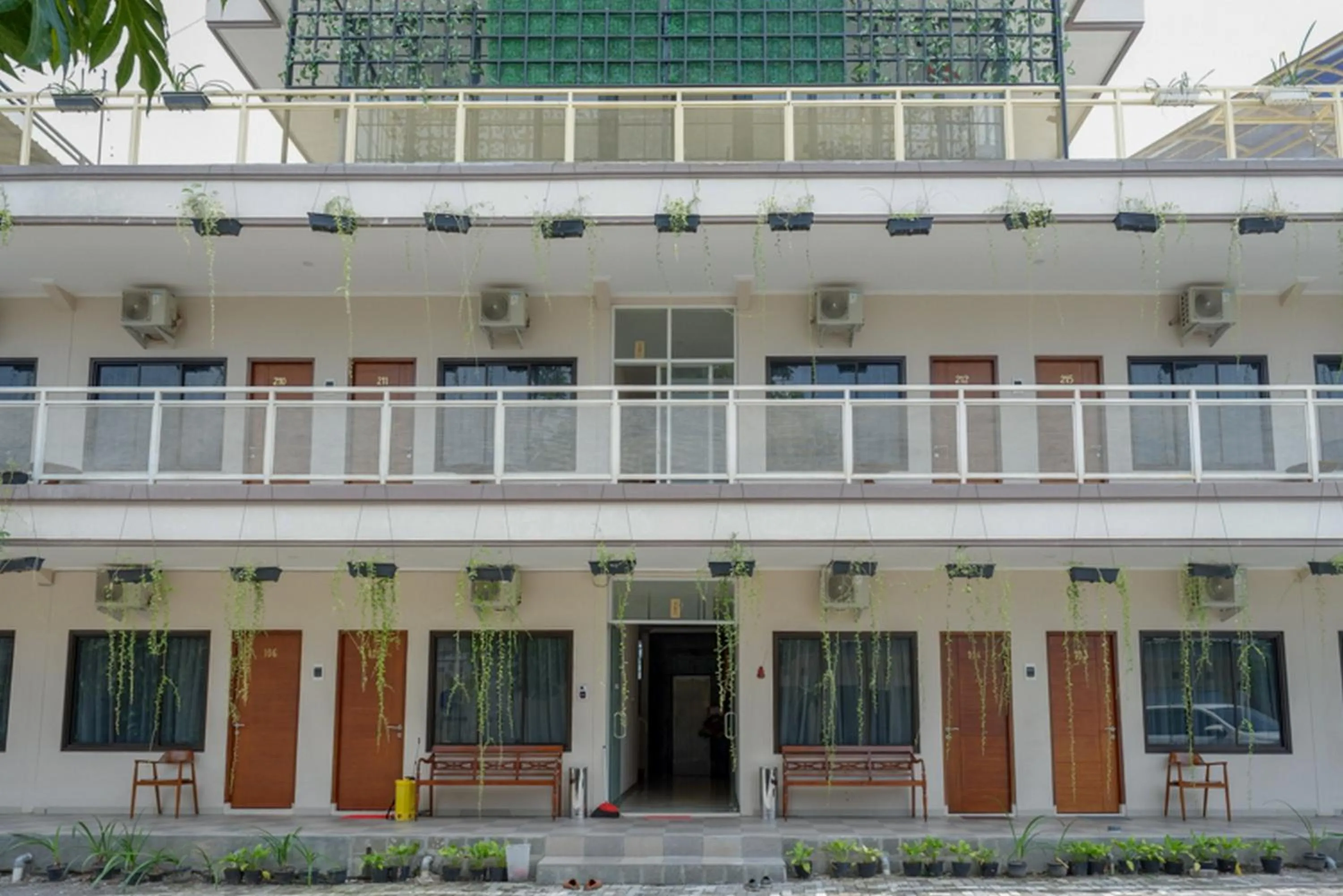 Facade/entrance in RedDoorz @ Jalan Majapahit Semarang