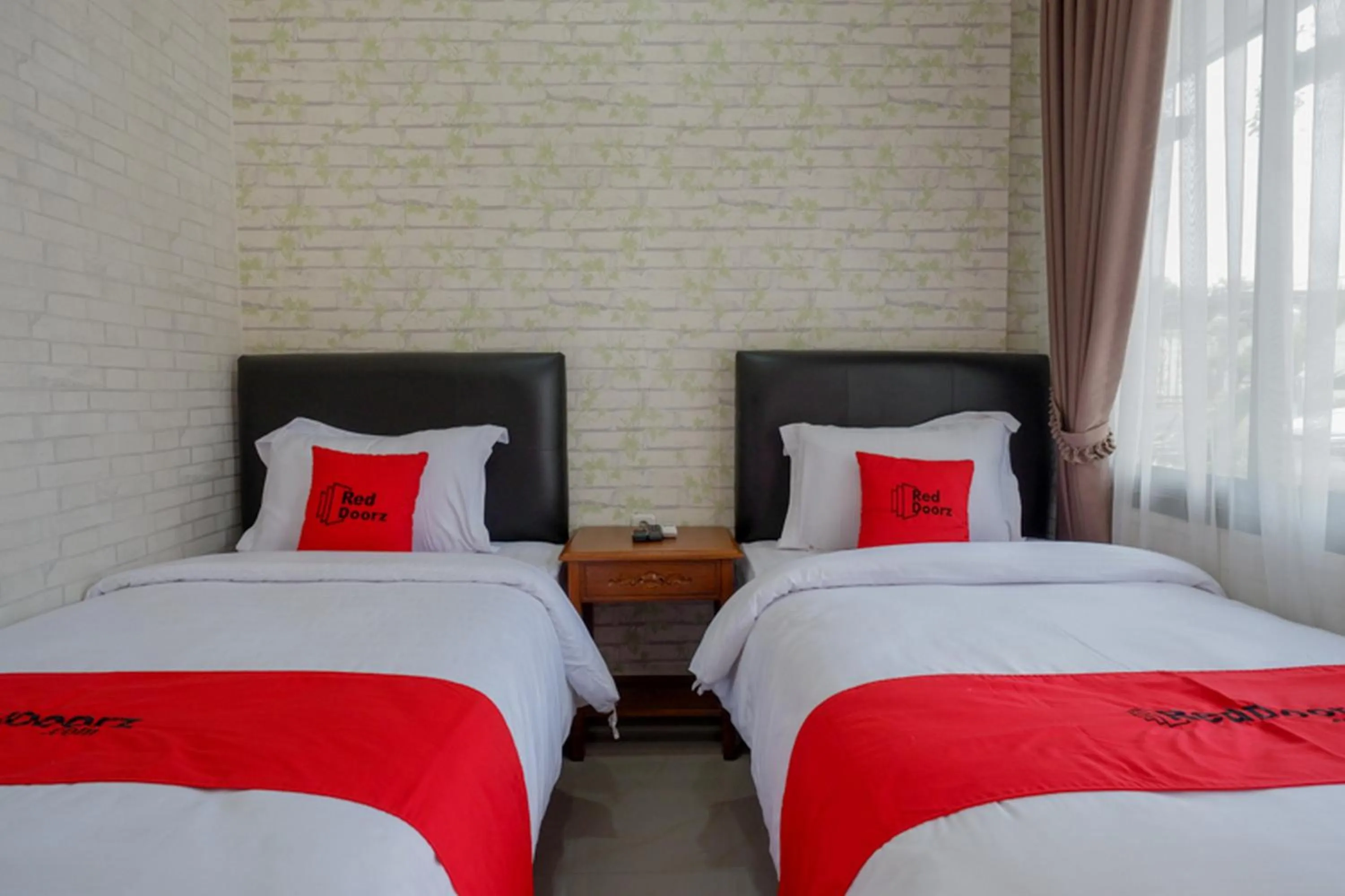 Bedroom, Bed in RedDoorz @ Jalan Majapahit Semarang
