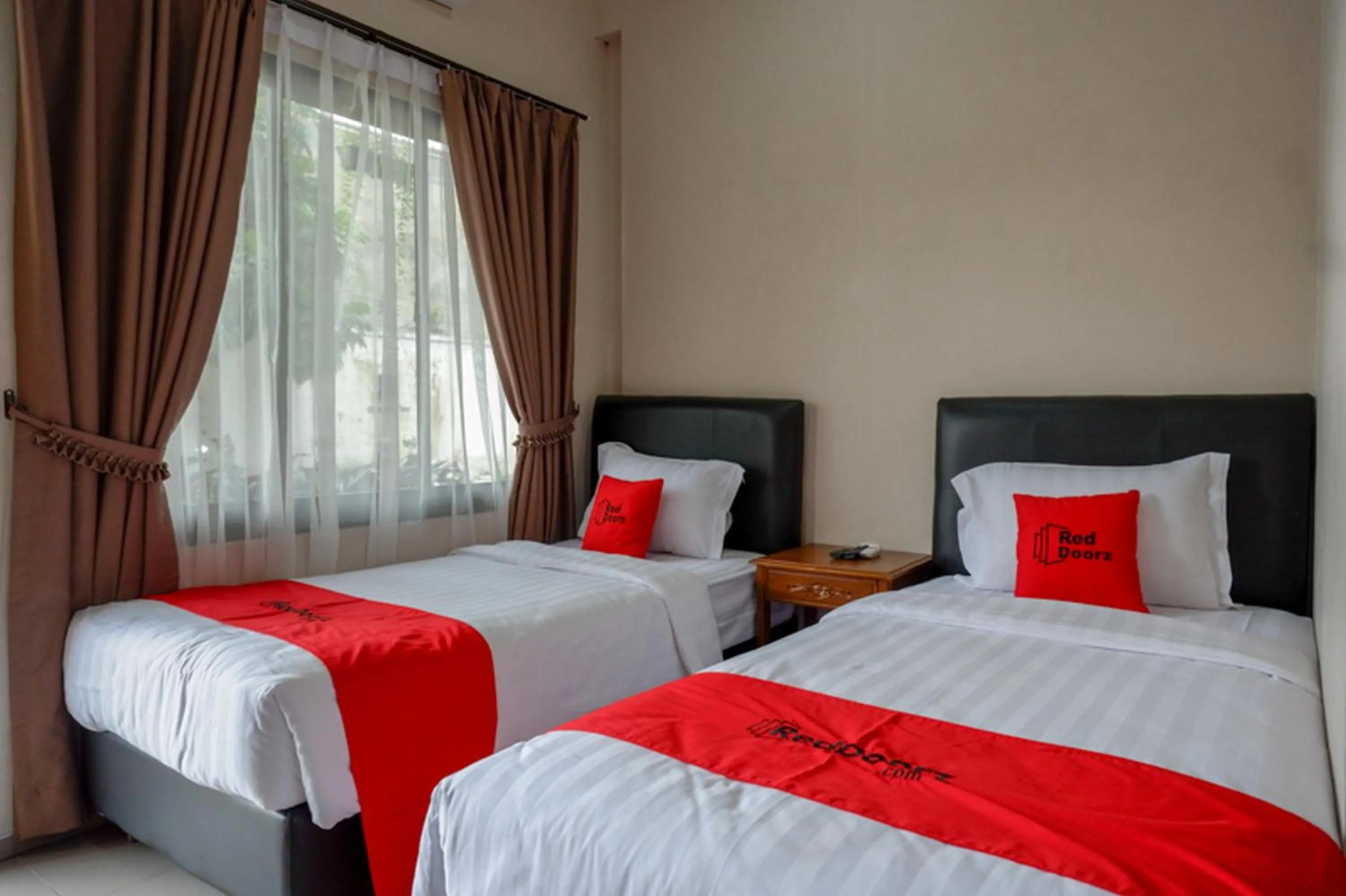 Bedroom, Bed in RedDoorz @ Jalan Majapahit Semarang