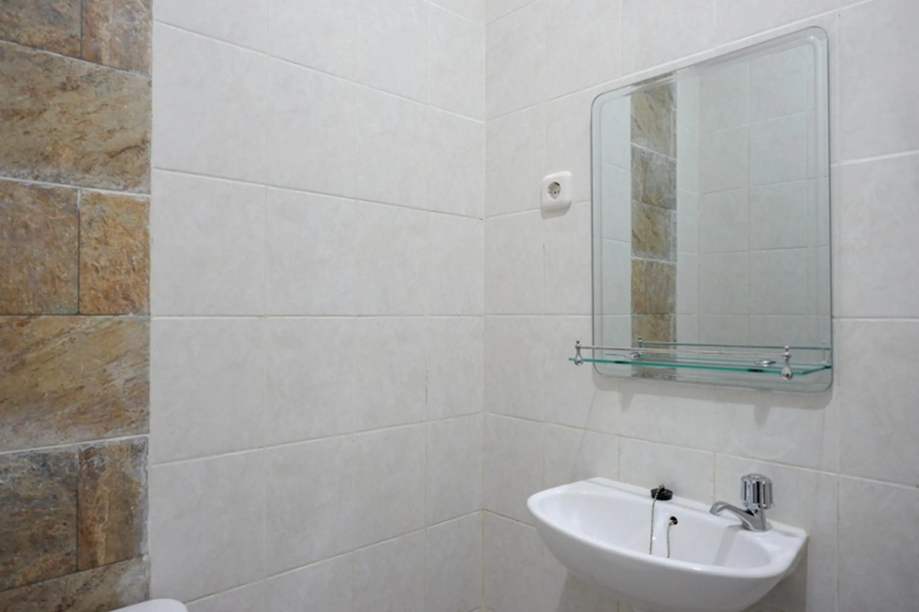 Bathroom in RedDoorz @ Jalan Majapahit Semarang