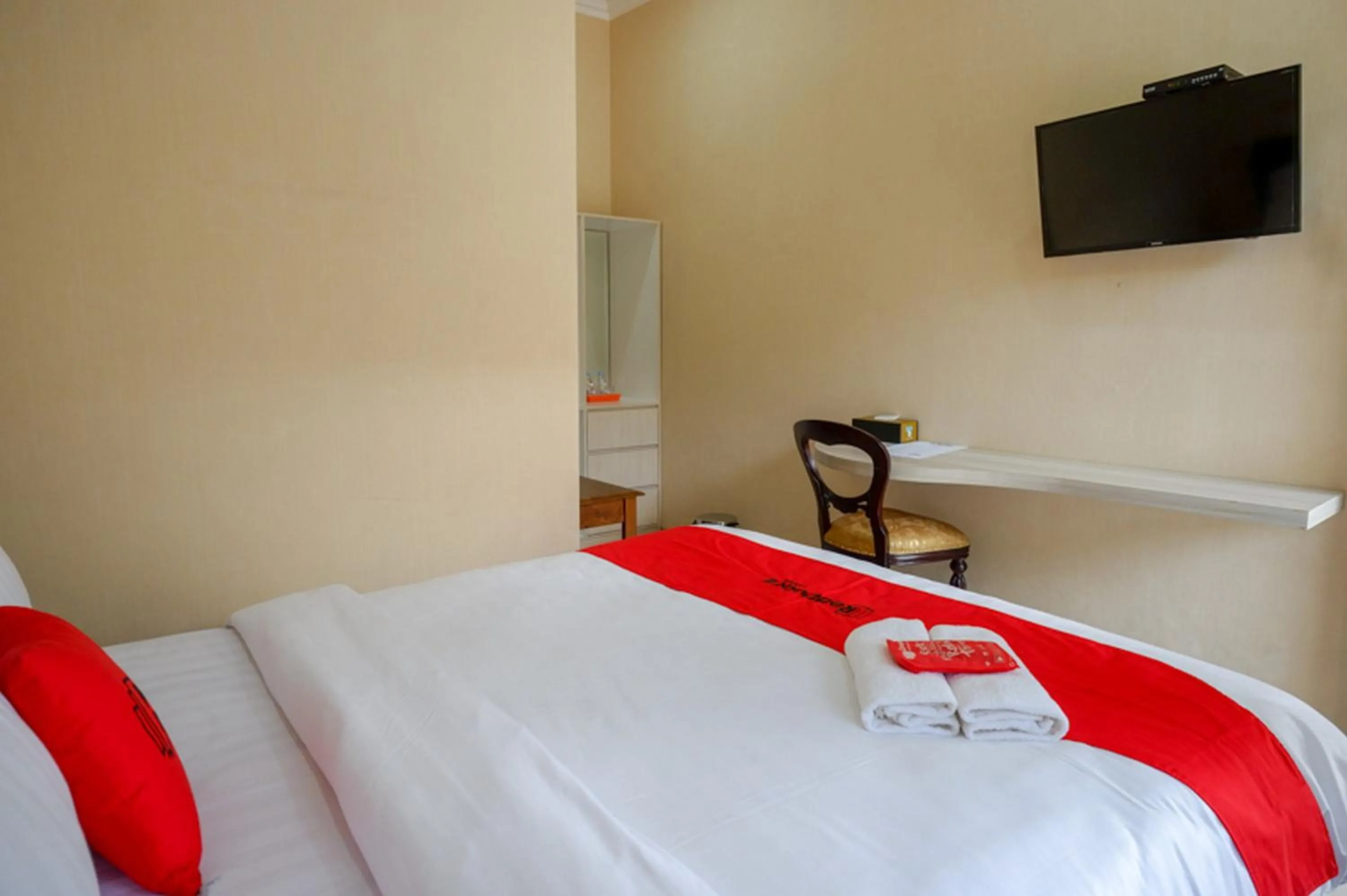 Bedroom, Bed in RedDoorz @ Jalan Majapahit Semarang