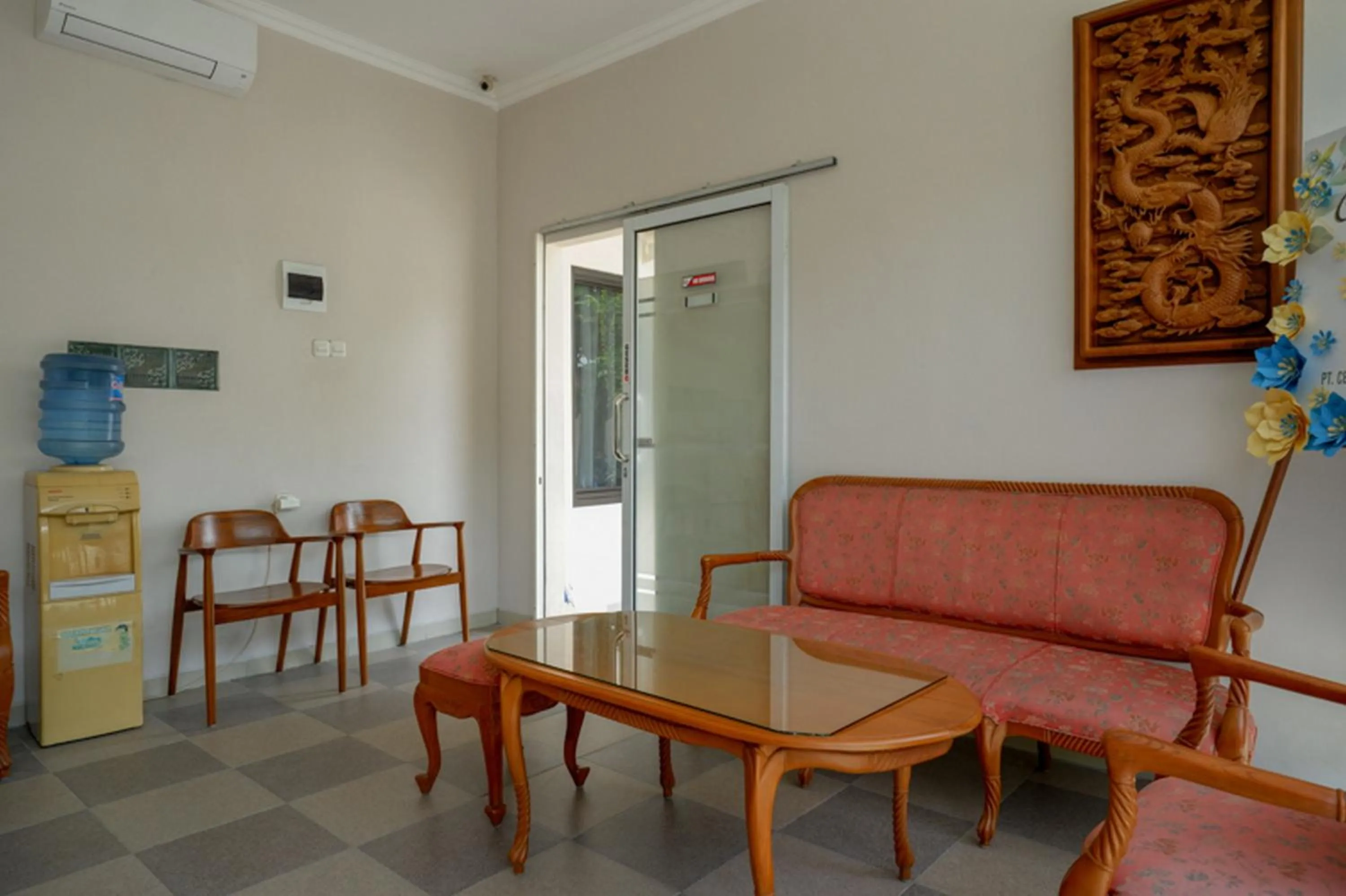 Seating area in RedDoorz @ Jalan Majapahit Semarang