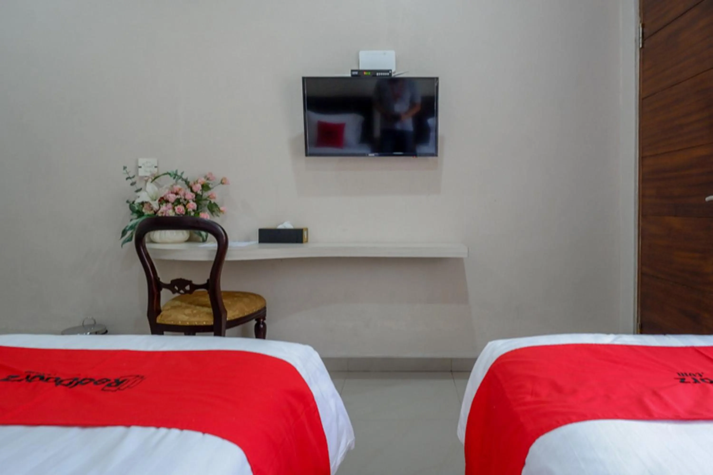 Bedroom, Bed in RedDoorz @ Jalan Majapahit Semarang