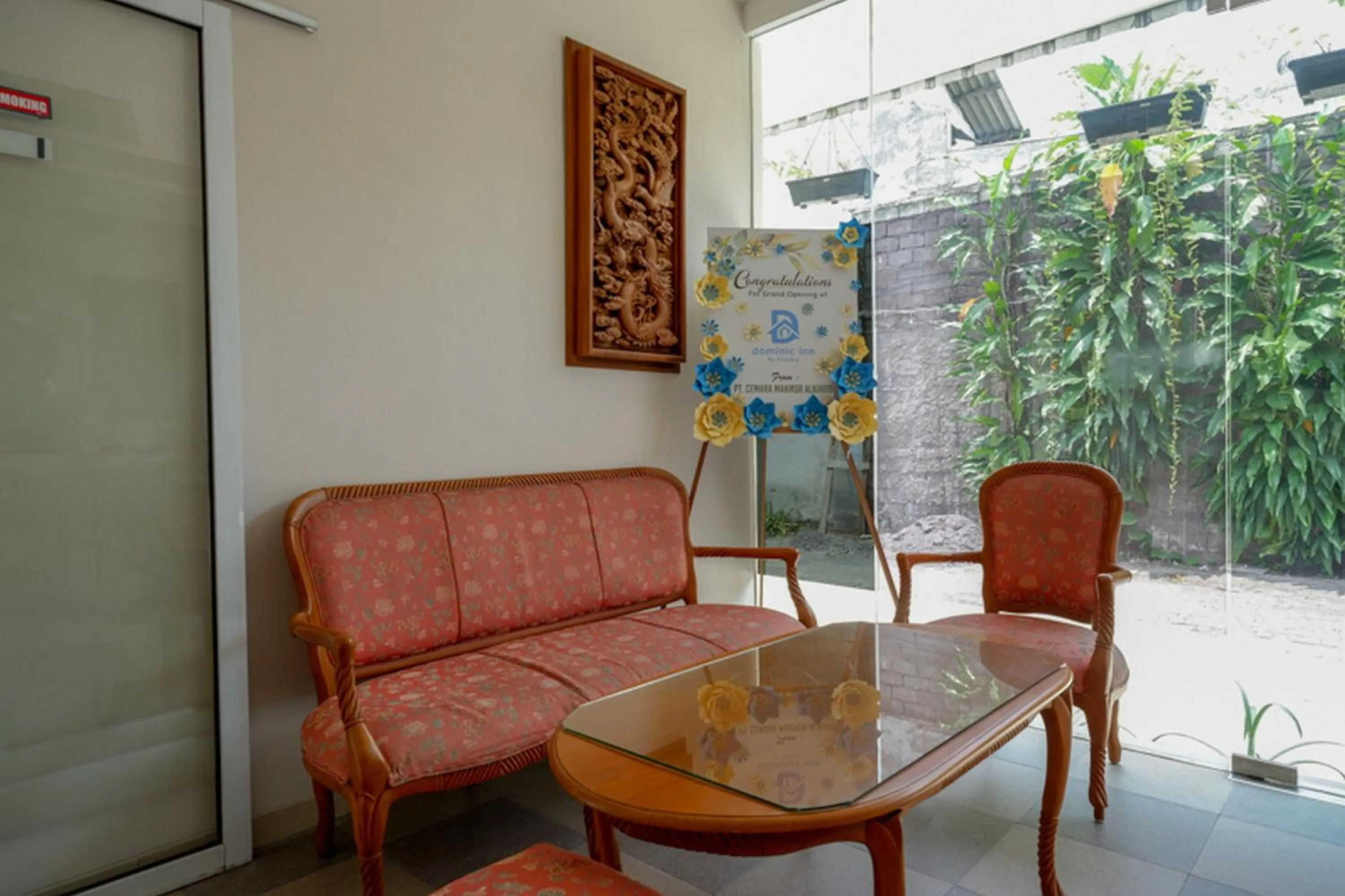 Seating area in RedDoorz @ Jalan Majapahit Semarang