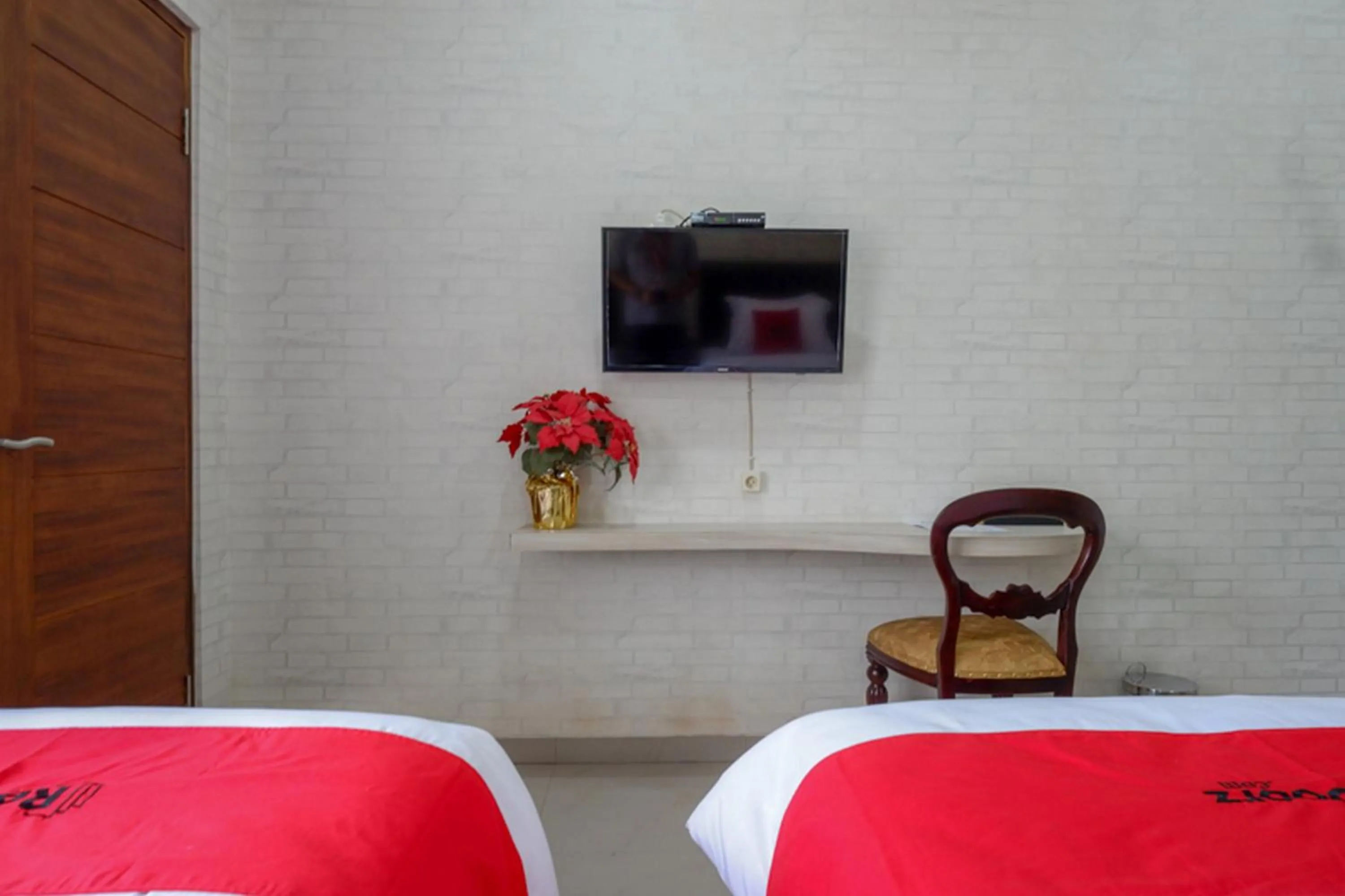 Bedroom, Bed in RedDoorz @ Jalan Majapahit Semarang