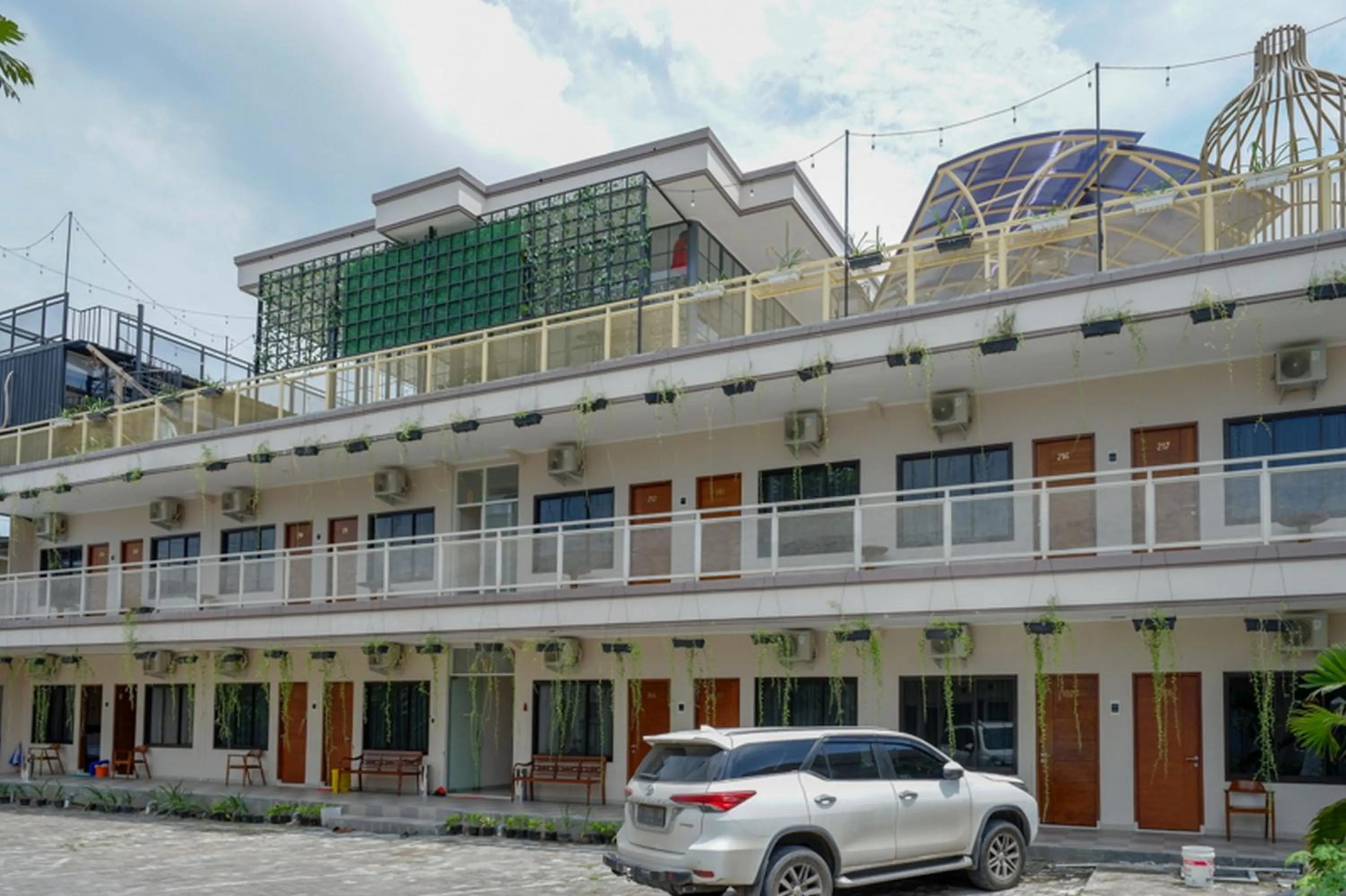 Facade/entrance in RedDoorz @ Jalan Majapahit Semarang