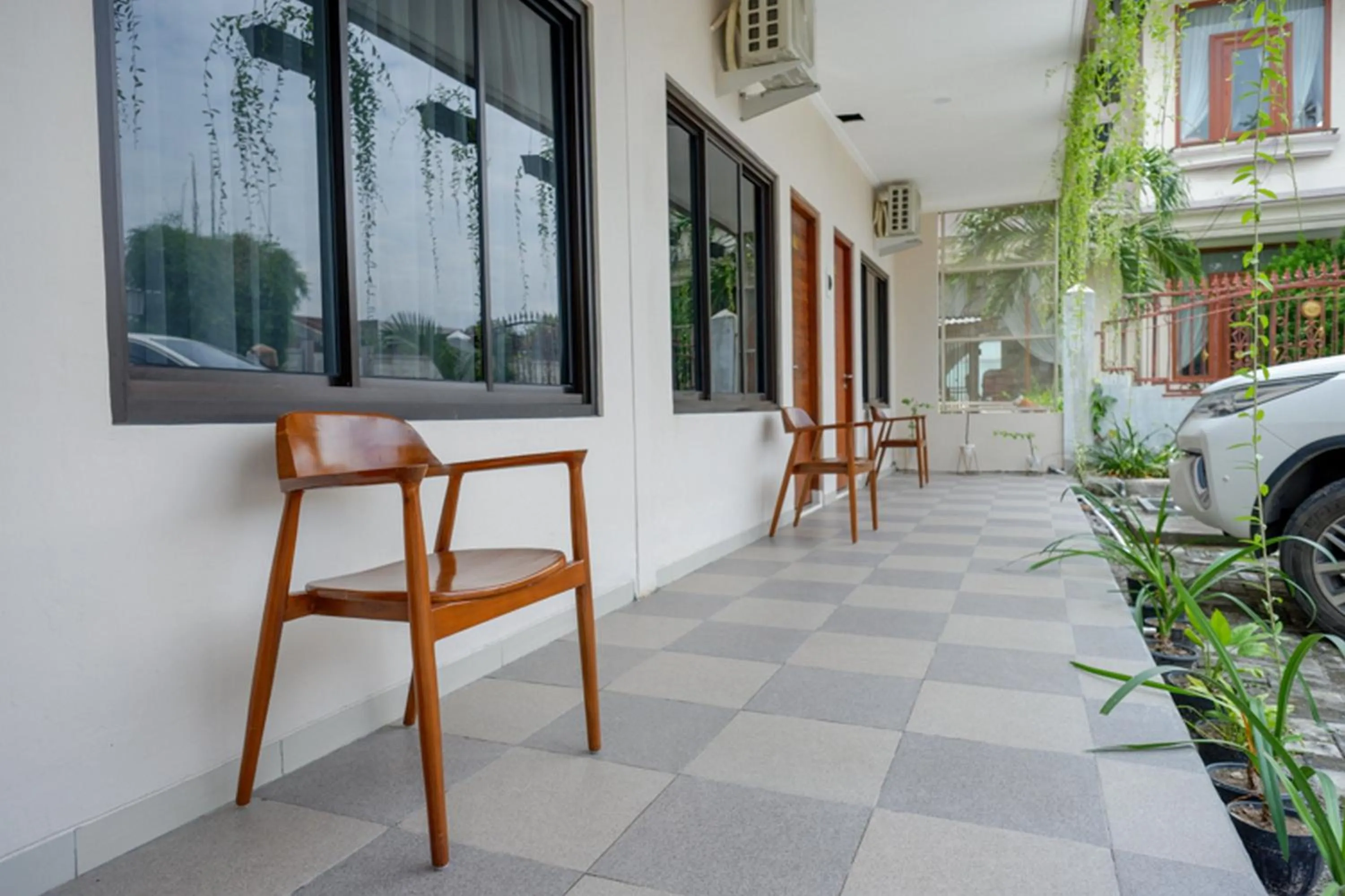 Seating area in RedDoorz @ Jalan Majapahit Semarang