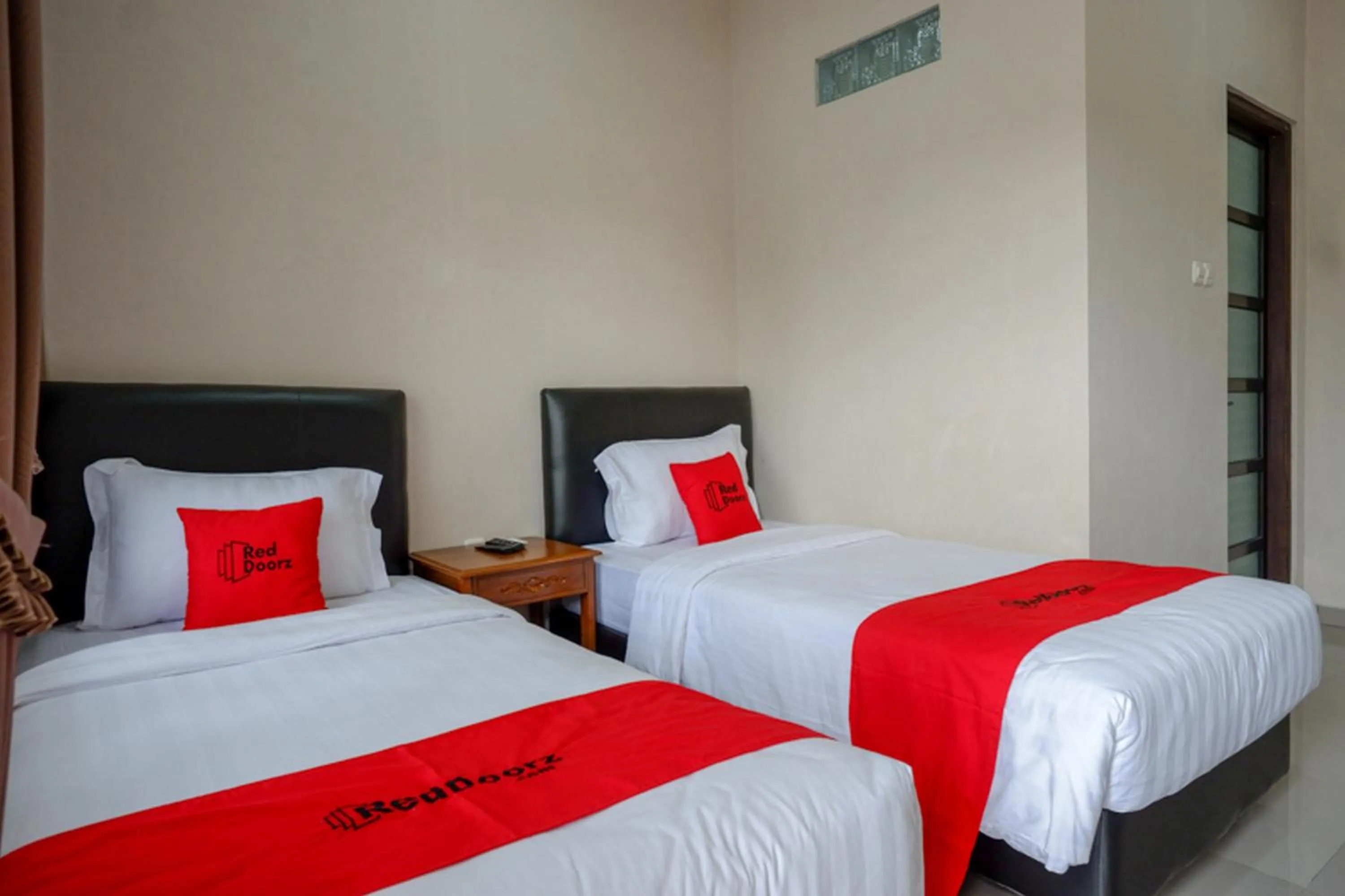 Bedroom, Bed in RedDoorz @ Jalan Majapahit Semarang