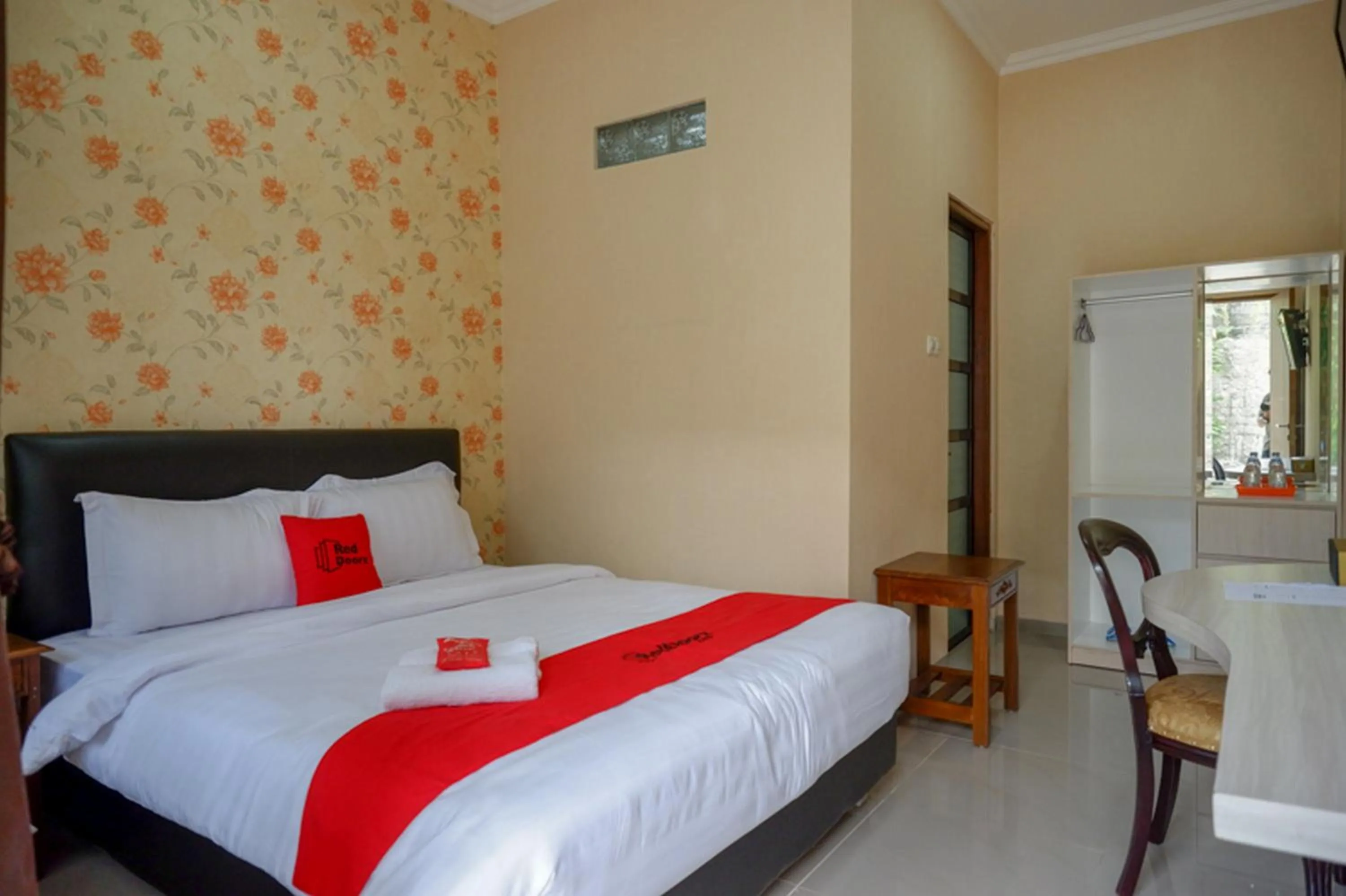 Bedroom, Bed in RedDoorz @ Jalan Majapahit Semarang