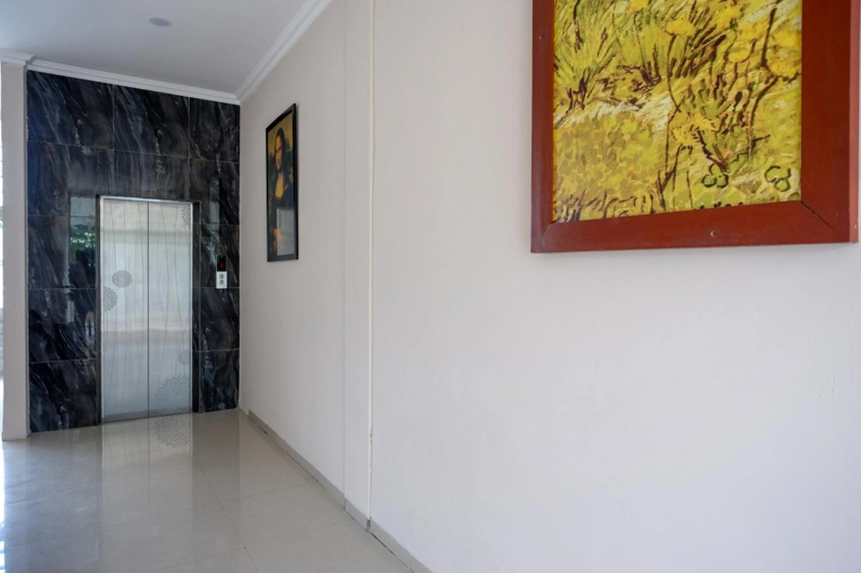 Property building in RedDoorz @ Jalan Majapahit Semarang